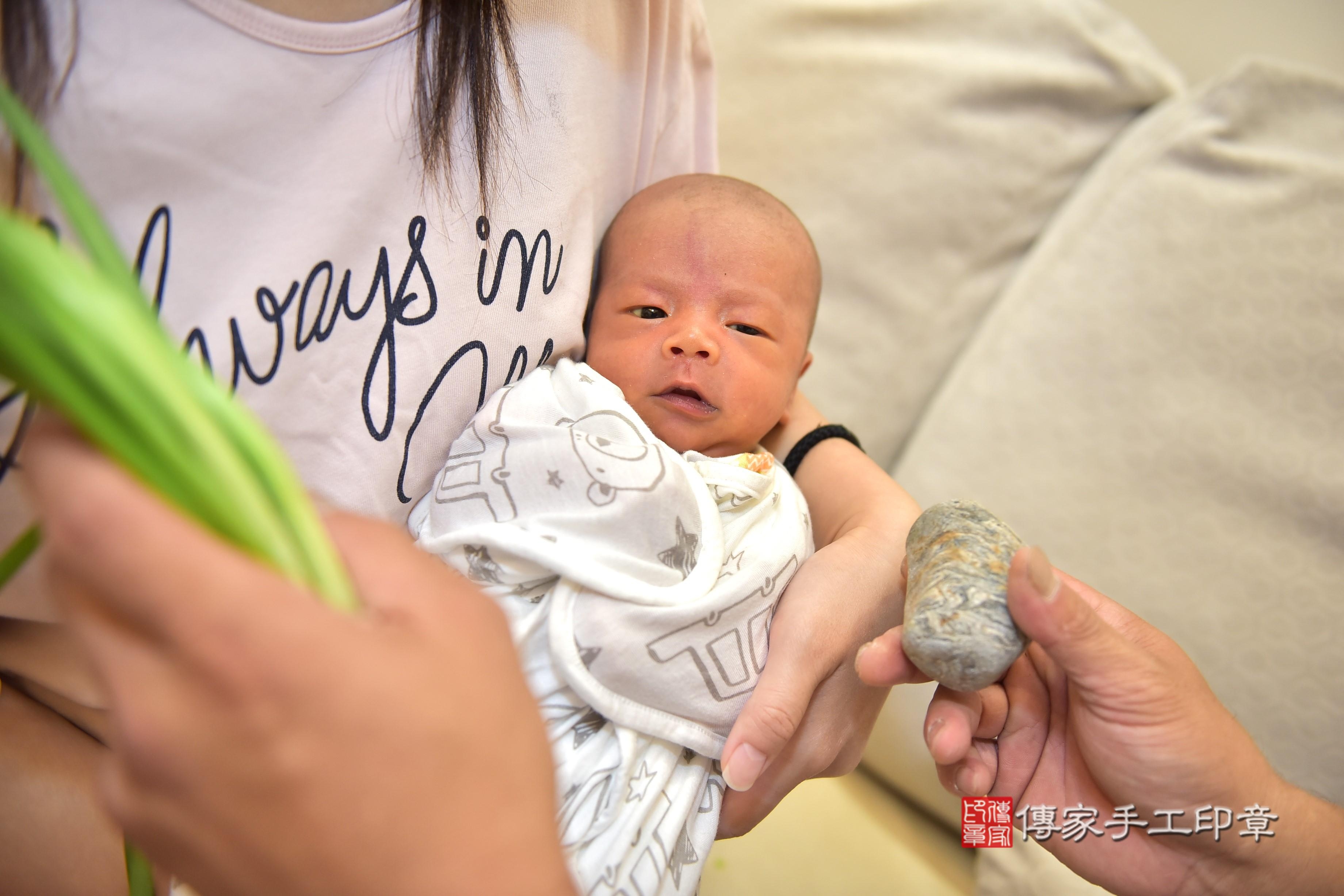 傳家手工印章高雄店、抓周、度脺、中國風會場、傳家嬰兒古禮、吉祥話、抓周道具物品24種、拍照。抓周證書。寶寶抓周、滿周歲、生日快樂、祝福