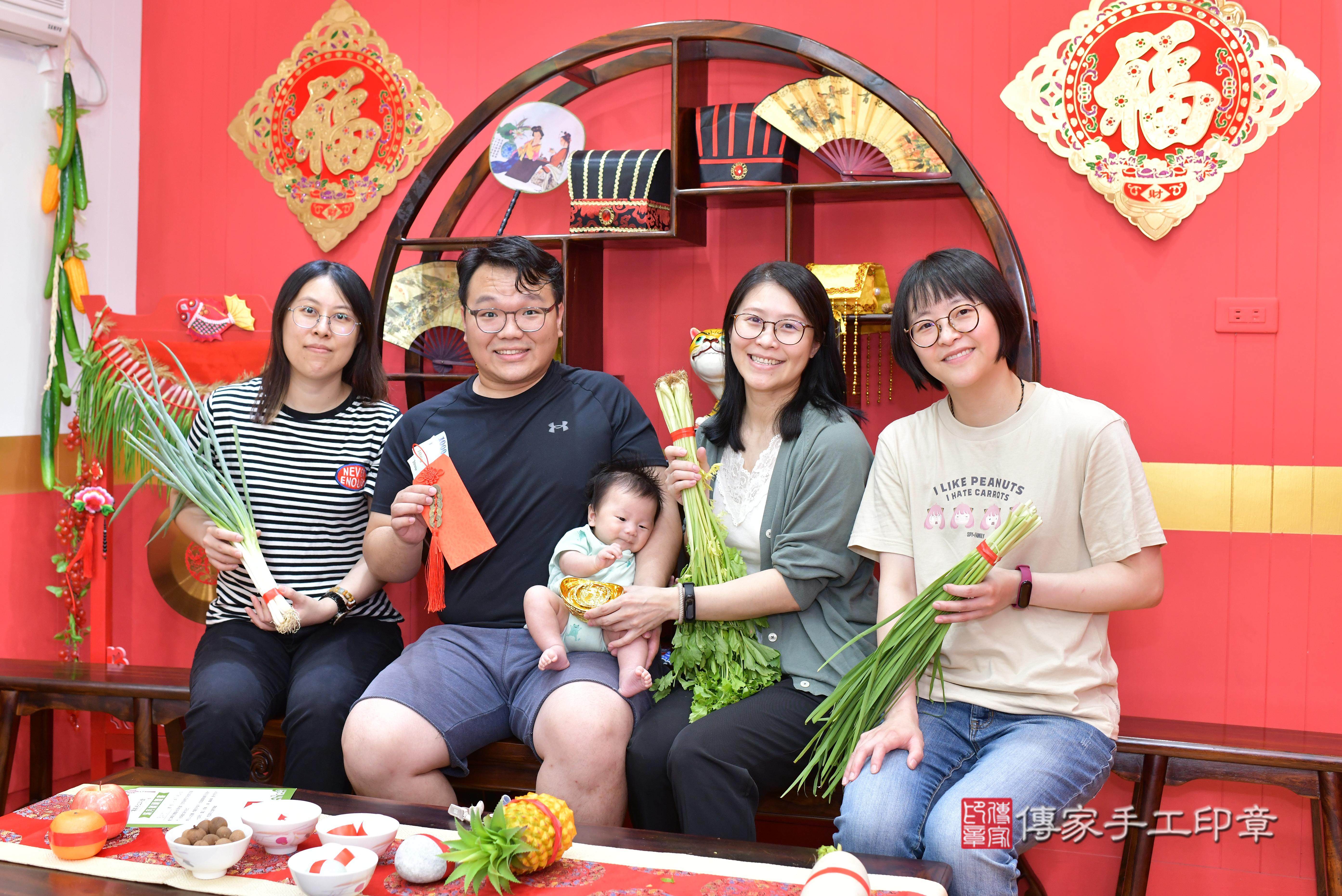 傳家手工印章桃園店、抓周、度脺、中國風會場、傳家嬰兒古禮、吉祥話、抓周道具物品24種、拍照。抓周證書。寶寶抓周、滿周歲、生日快樂、祝福