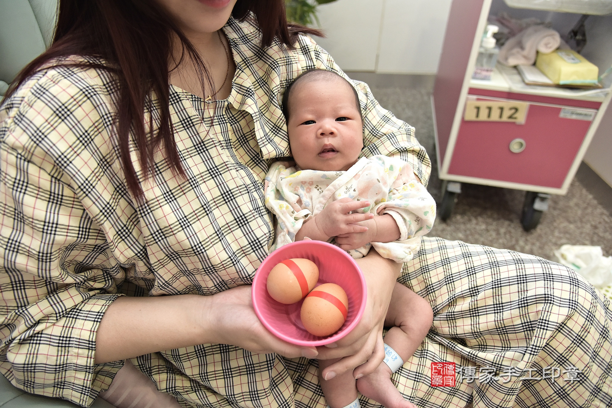 小旻寶寶(新北市汐止區到府嬰兒小旻寶寶滿月剃頭理髮、到府嬰兒剃胎毛儀式吉祥話)。到府剃頭剃胎毛主持、專業拍照、證書。★購買「臍帶章、肚臍章、胎毛筆刷印章」贈送：剃頭、收涎、抓周，三選一。2024.7.22，照片5