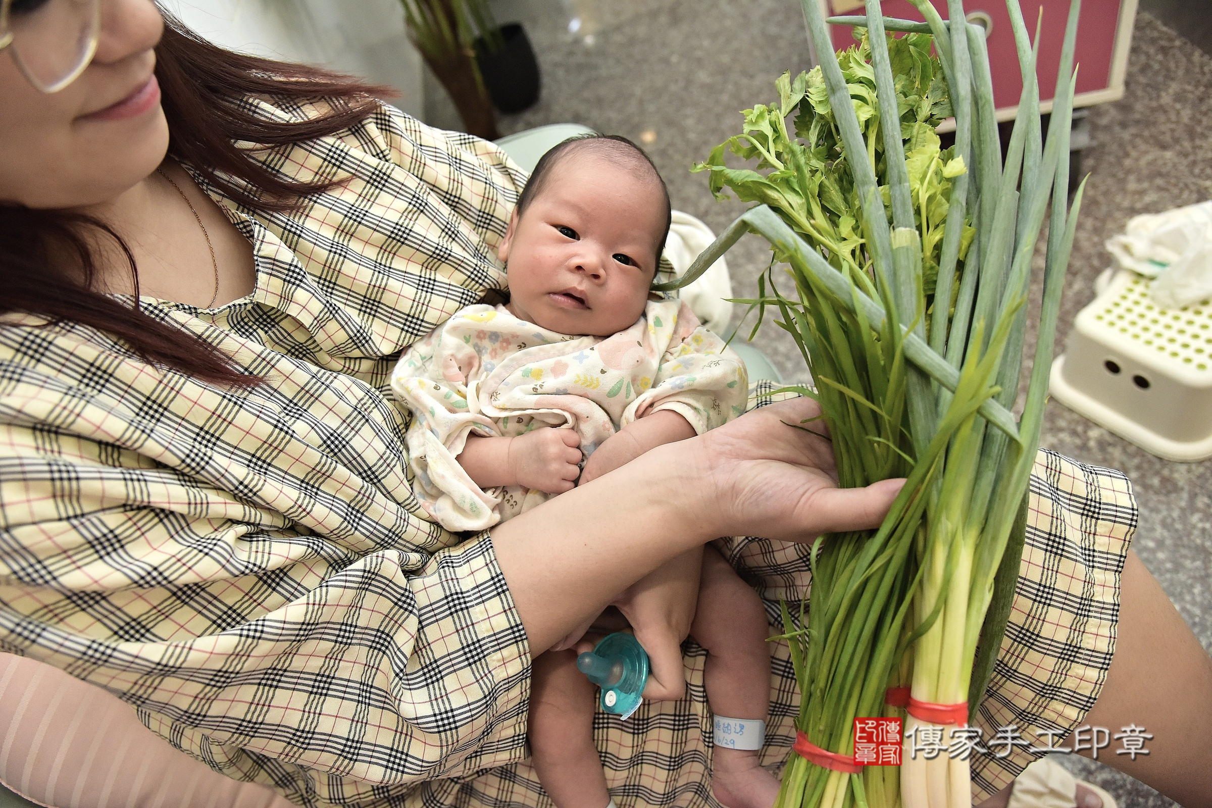 小旻寶寶(新北市汐止區到府嬰兒小旻寶寶滿月剃頭理髮、到府嬰兒剃胎毛儀式吉祥話)。到府剃頭剃胎毛主持、專業拍照、證書。★購買「臍帶章、肚臍章、胎毛筆刷印章」贈送：剃頭、收涎、抓周，三選一。2024.7.22，照片21