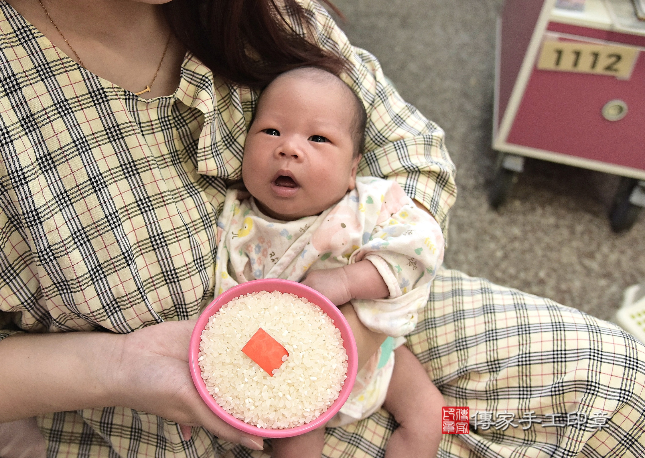 小旻寶寶(新北市汐止區到府嬰兒小旻寶寶滿月剃頭理髮、到府嬰兒剃胎毛儀式吉祥話)。到府剃頭剃胎毛主持、專業拍照、證書。★購買「臍帶章、肚臍章、胎毛筆刷印章」贈送：剃頭、收涎、抓周，三選一。2024.7.22，照片9