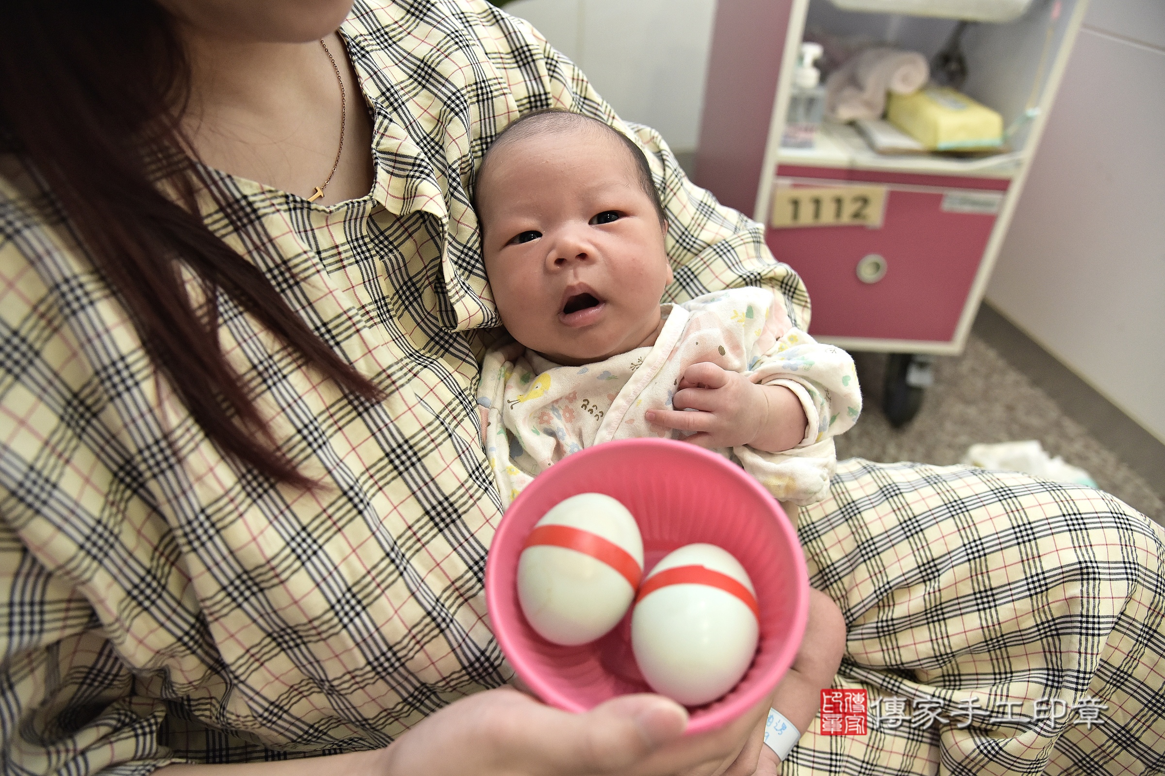 小旻寶寶(新北市汐止區到府嬰兒小旻寶寶滿月剃頭理髮、到府嬰兒剃胎毛儀式吉祥話)。到府剃頭剃胎毛主持、專業拍照、證書。★購買「臍帶章、肚臍章、胎毛筆刷印章」贈送：剃頭、收涎、抓周，三選一。2024.7.22，照片7