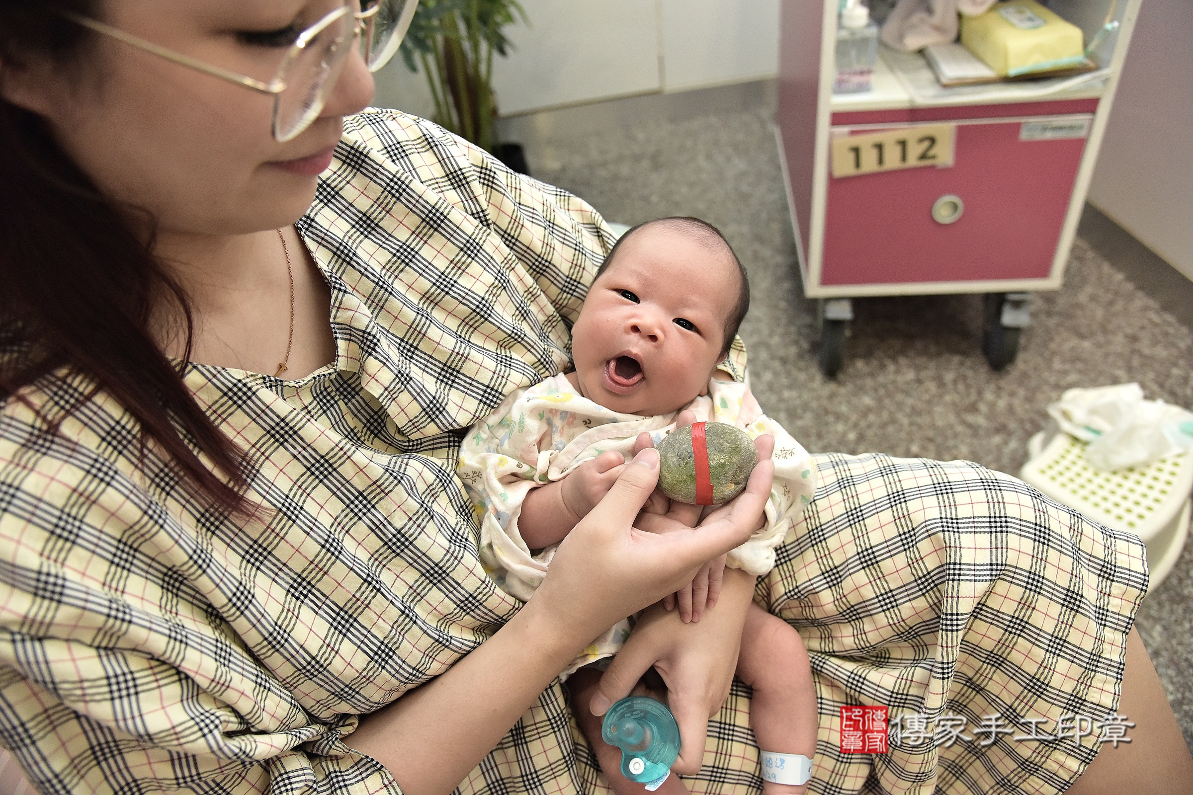 小旻寶寶(新北市汐止區到府嬰兒小旻寶寶滿月剃頭理髮、到府嬰兒剃胎毛儀式吉祥話)。到府剃頭剃胎毛主持、專業拍照、證書。★購買「臍帶章、肚臍章、胎毛筆刷印章」贈送：剃頭、收涎、抓周，三選一。2024.7.22，照片16