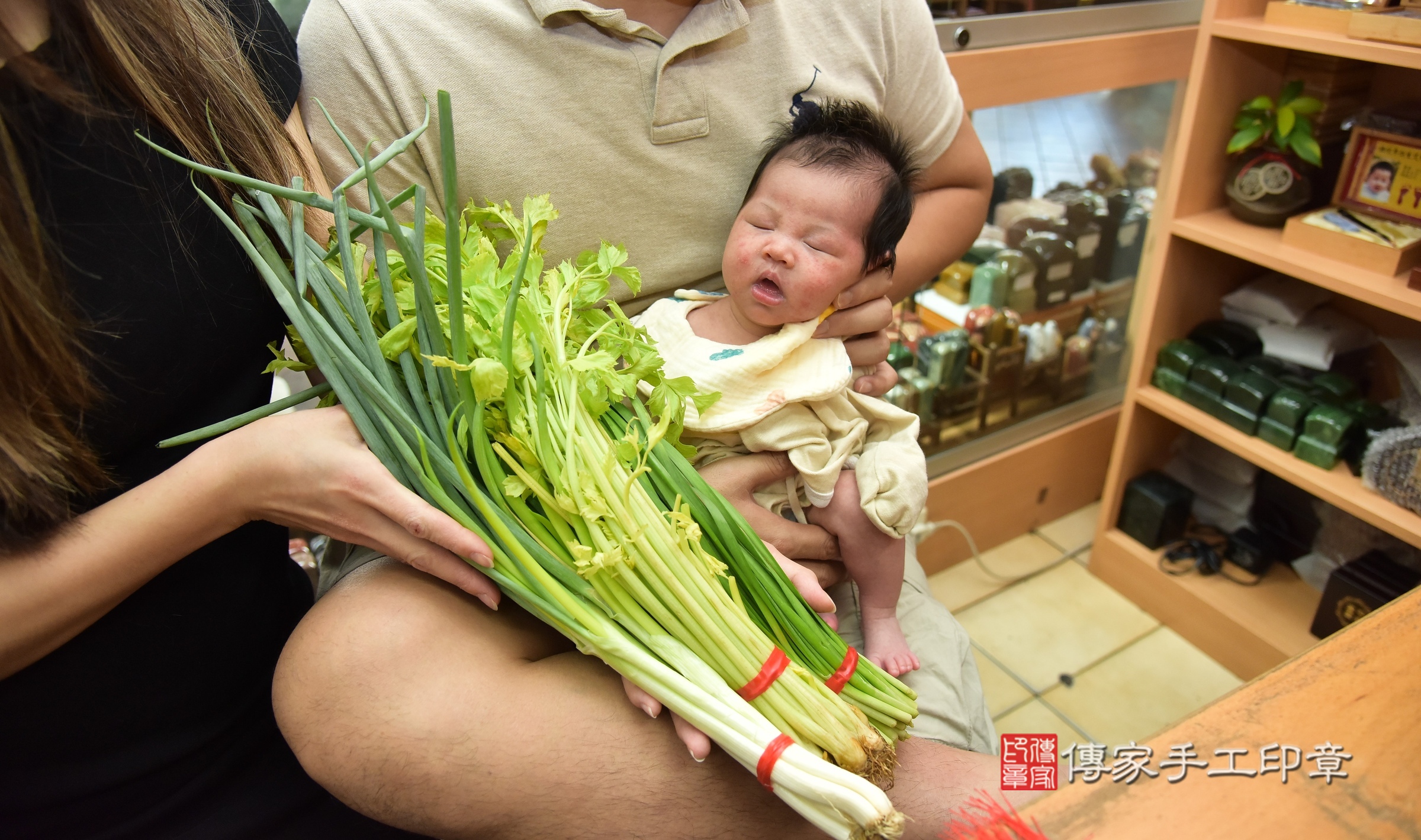 晞晞寶寶(新北市永和區嬰兒寶寶滿月剃頭理髮、嬰兒剃胎毛儀式吉祥話)。中國風會場，爸媽寶貝穿「日中韓」古裝禮服。專業拍照、證書。★購買「臍帶章、肚臍章、胎毛筆刷印章」贈送：剃頭、收涎、抓周，三選一。2024.7.22，照片10