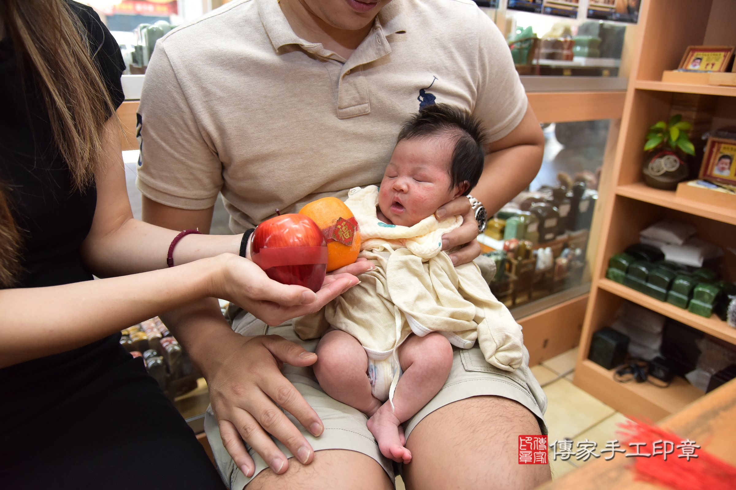 晞晞寶寶(新北市永和區嬰兒寶寶滿月剃頭理髮、嬰兒剃胎毛儀式吉祥話)。中國風會場，爸媽寶貝穿「日中韓」古裝禮服。專業拍照、證書。★購買「臍帶章、肚臍章、胎毛筆刷印章」贈送：剃頭、收涎、抓周，三選一。2024.7.22，照片7