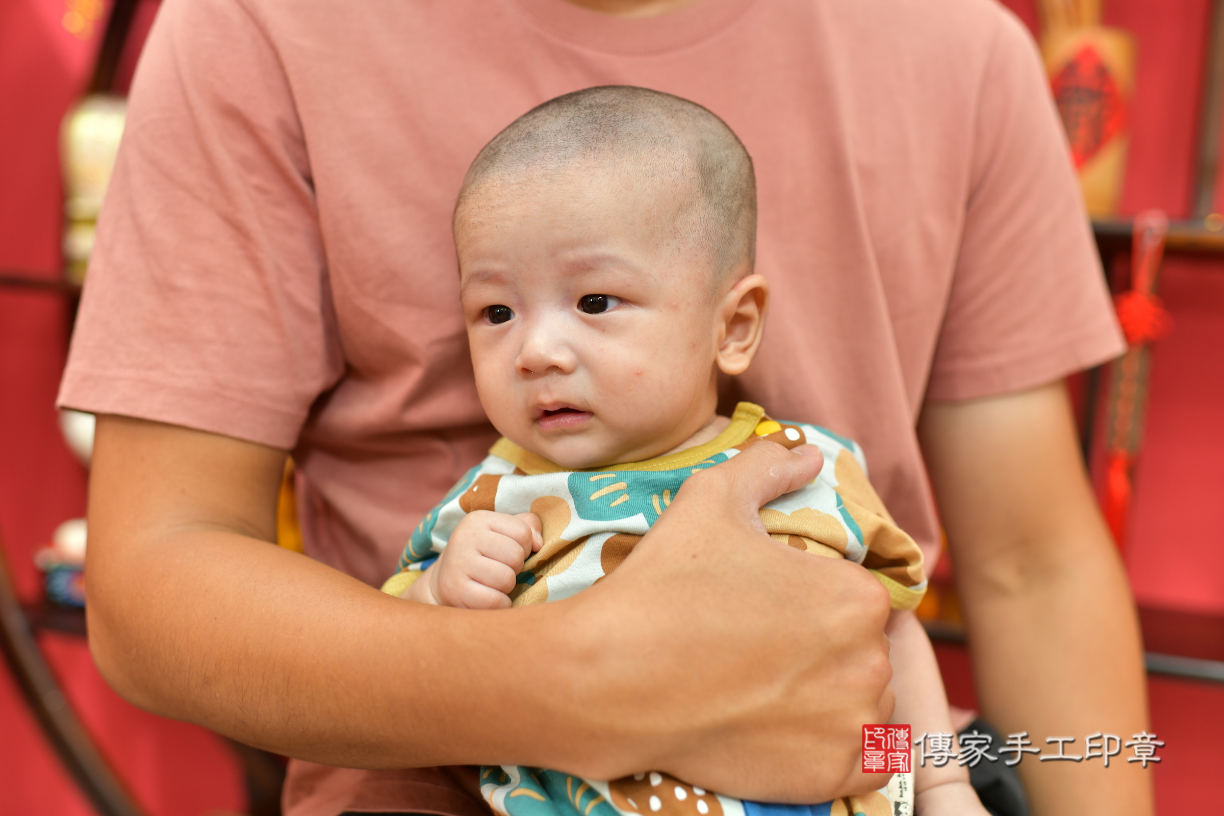 小羽寶寶(台中市北區嬰兒寶寶滿月剃頭理髮、嬰兒剃胎毛儀式吉祥話)。中國風會場，爸媽寶貝穿「日中韓」古裝禮服。專業拍照、證書。★購買「臍帶章、肚臍章、胎毛筆刷印章」贈送：剃頭、收涎、抓周，三選一。2024.6.2，照片12