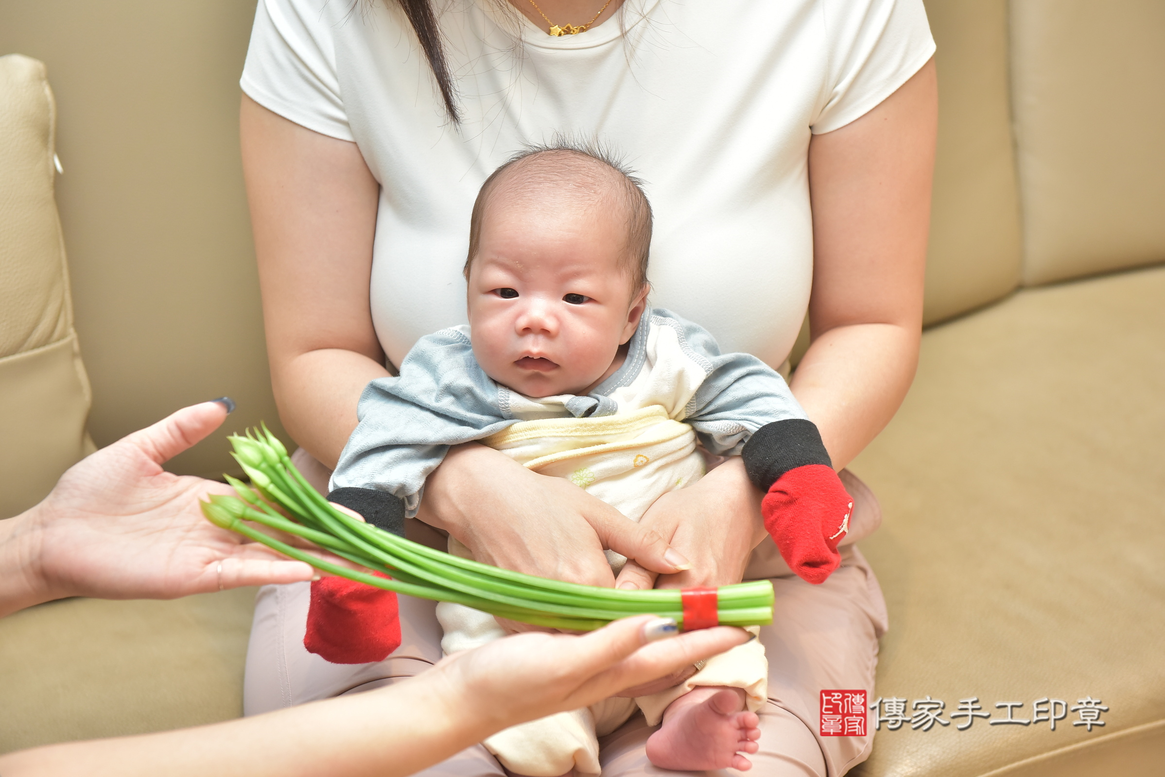 揚揚寶寶(台中市北屯區到府嬰兒揚揚寶寶滿月剃頭理髮、到府嬰兒剃胎毛儀式吉祥話)。到府剃頭剃胎毛主持、專業拍照、證書。★購買「臍帶章、肚臍章、胎毛筆刷印章」贈送：剃頭、收涎、抓周，三選一。2024.6.24，照片18