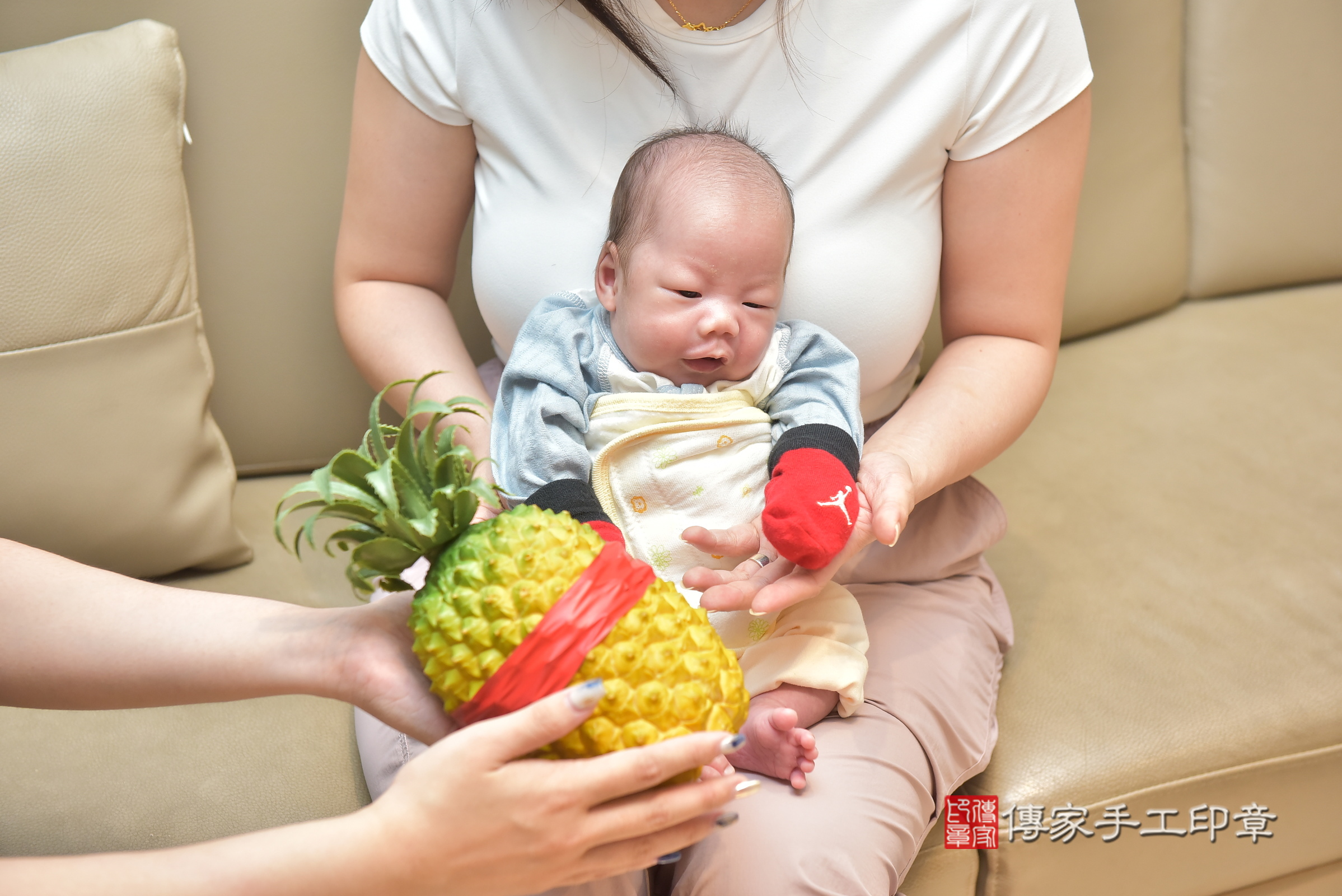 揚揚寶寶(台中市北屯區到府嬰兒揚揚寶寶滿月剃頭理髮、到府嬰兒剃胎毛儀式吉祥話)。到府剃頭剃胎毛主持、專業拍照、證書。★購買「臍帶章、肚臍章、胎毛筆刷印章」贈送：剃頭、收涎、抓周，三選一。2024.6.24，照片16