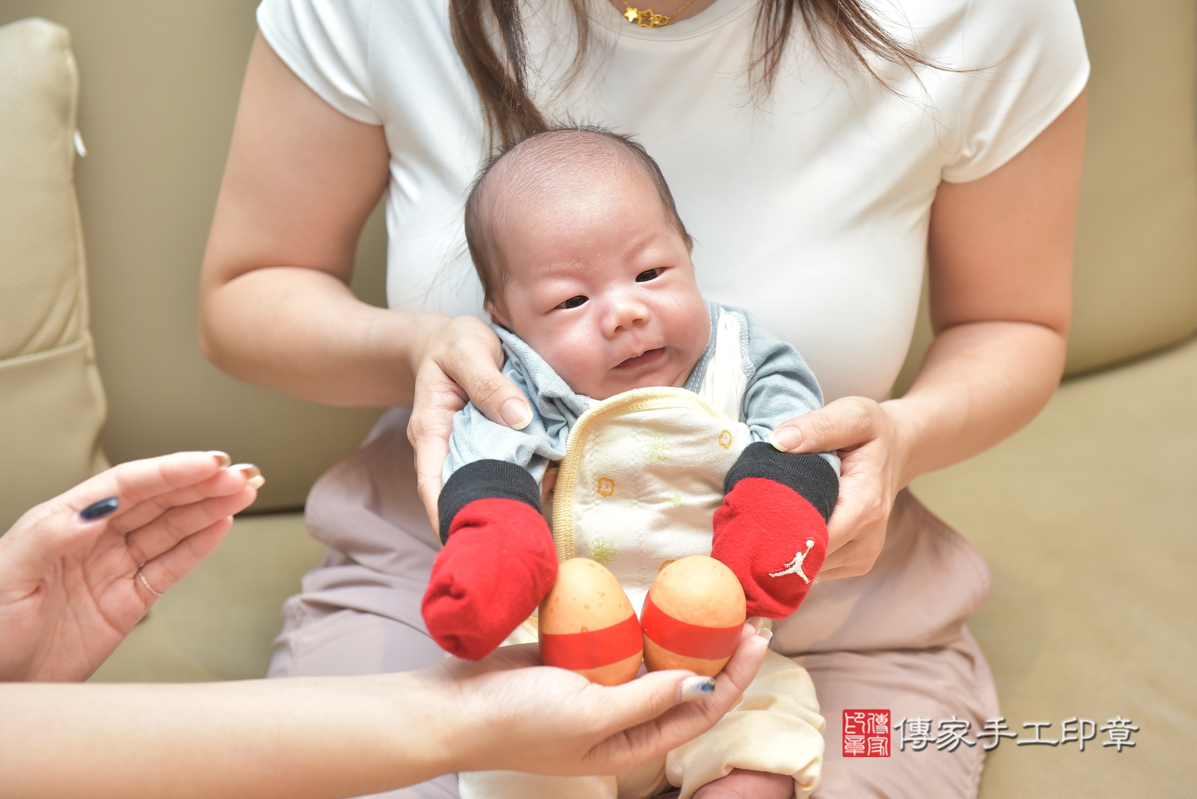 揚揚寶寶(台中市北屯區到府嬰兒揚揚寶寶滿月剃頭理髮、到府嬰兒剃胎毛儀式吉祥話)。到府剃頭剃胎毛主持、專業拍照、證書。★購買「臍帶章、肚臍章、胎毛筆刷印章」贈送：剃頭、收涎、抓周，三選一。2024.6.24，照片12