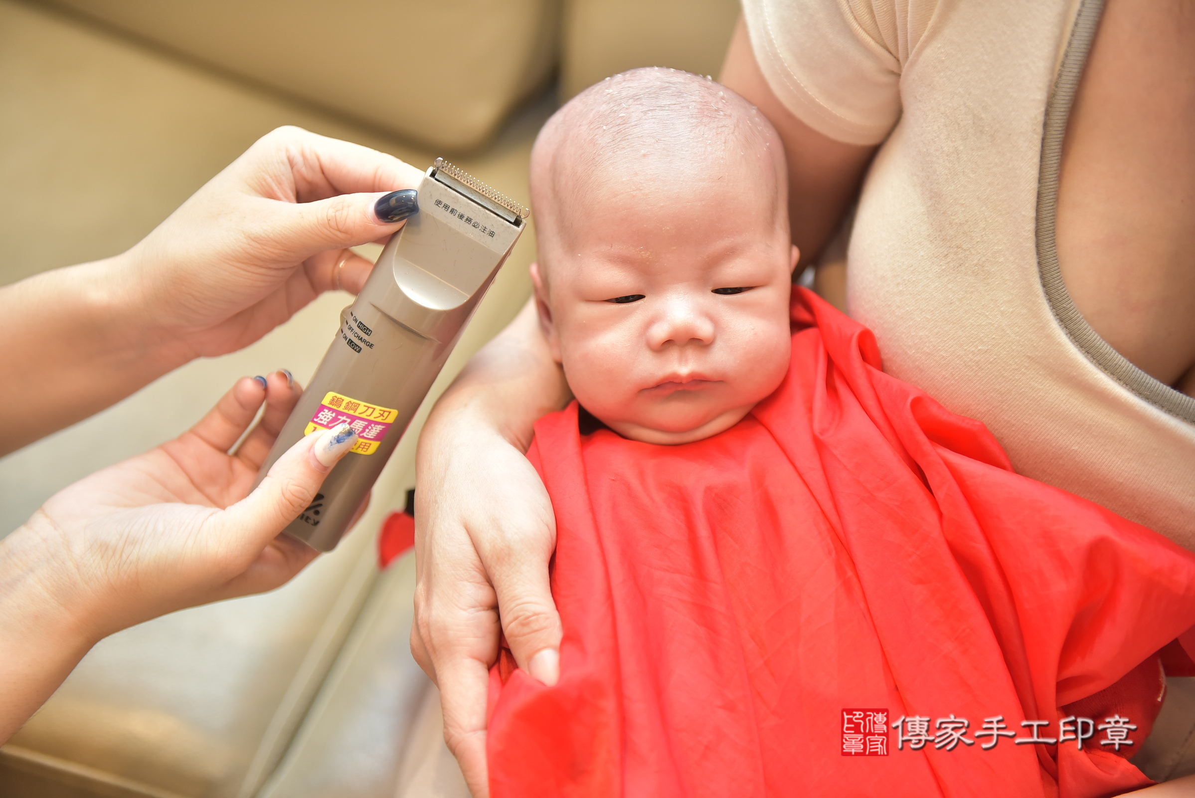 揚揚寶寶(台中市北屯區到府嬰兒揚揚寶寶滿月剃頭理髮、到府嬰兒剃胎毛儀式吉祥話)。到府剃頭剃胎毛主持、專業拍照、證書。★購買「臍帶章、肚臍章、胎毛筆刷印章」贈送：剃頭、收涎、抓周，三選一。2024.6.24，照片24