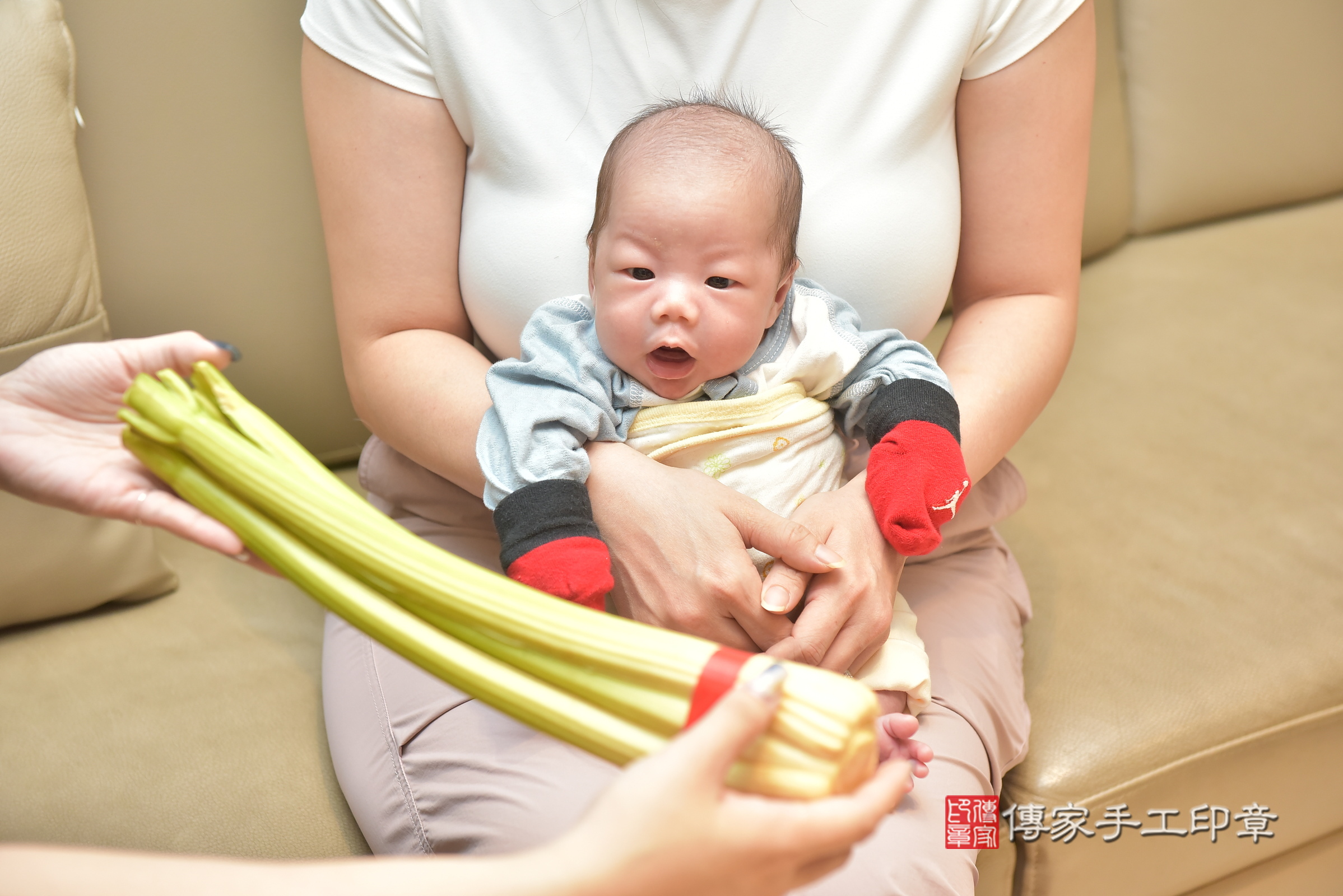 揚揚寶寶(台中市北屯區到府嬰兒揚揚寶寶滿月剃頭理髮、到府嬰兒剃胎毛儀式吉祥話)。到府剃頭剃胎毛主持、專業拍照、證書。★購買「臍帶章、肚臍章、胎毛筆刷印章」贈送：剃頭、收涎、抓周，三選一。2024.6.24，照片17