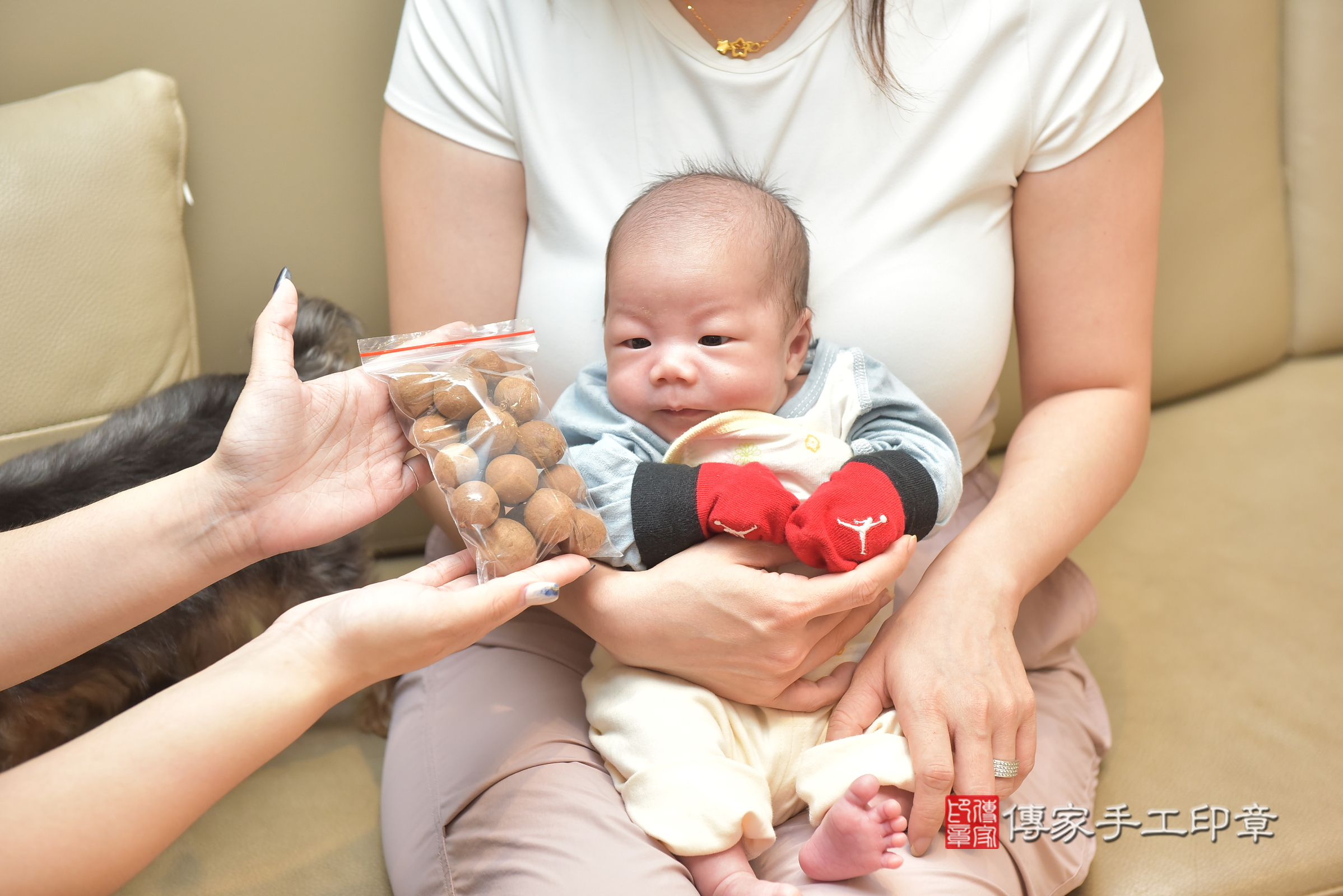 揚揚寶寶(台中市北屯區到府嬰兒揚揚寶寶滿月剃頭理髮、到府嬰兒剃胎毛儀式吉祥話)。到府剃頭剃胎毛主持、專業拍照、證書。★購買「臍帶章、肚臍章、胎毛筆刷印章」贈送：剃頭、收涎、抓周，三選一。2024.6.24，照片14