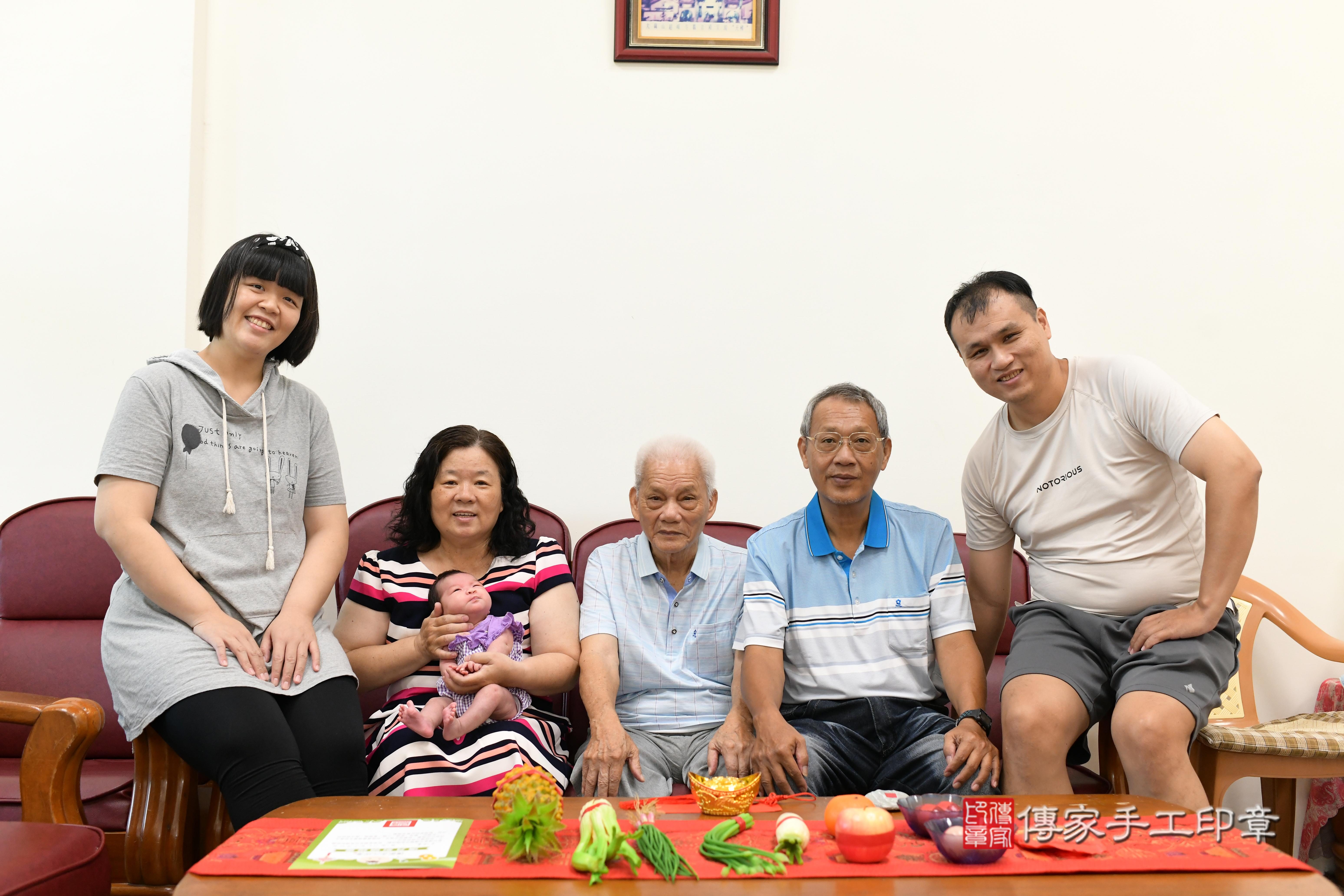 傳家手工印章台南店、抓周、度脺、中國風會場、傳家嬰兒古禮、吉祥話、抓周道具物品24種、拍照。抓周證書。寶寶抓周、滿周歲、生日快樂、祝福