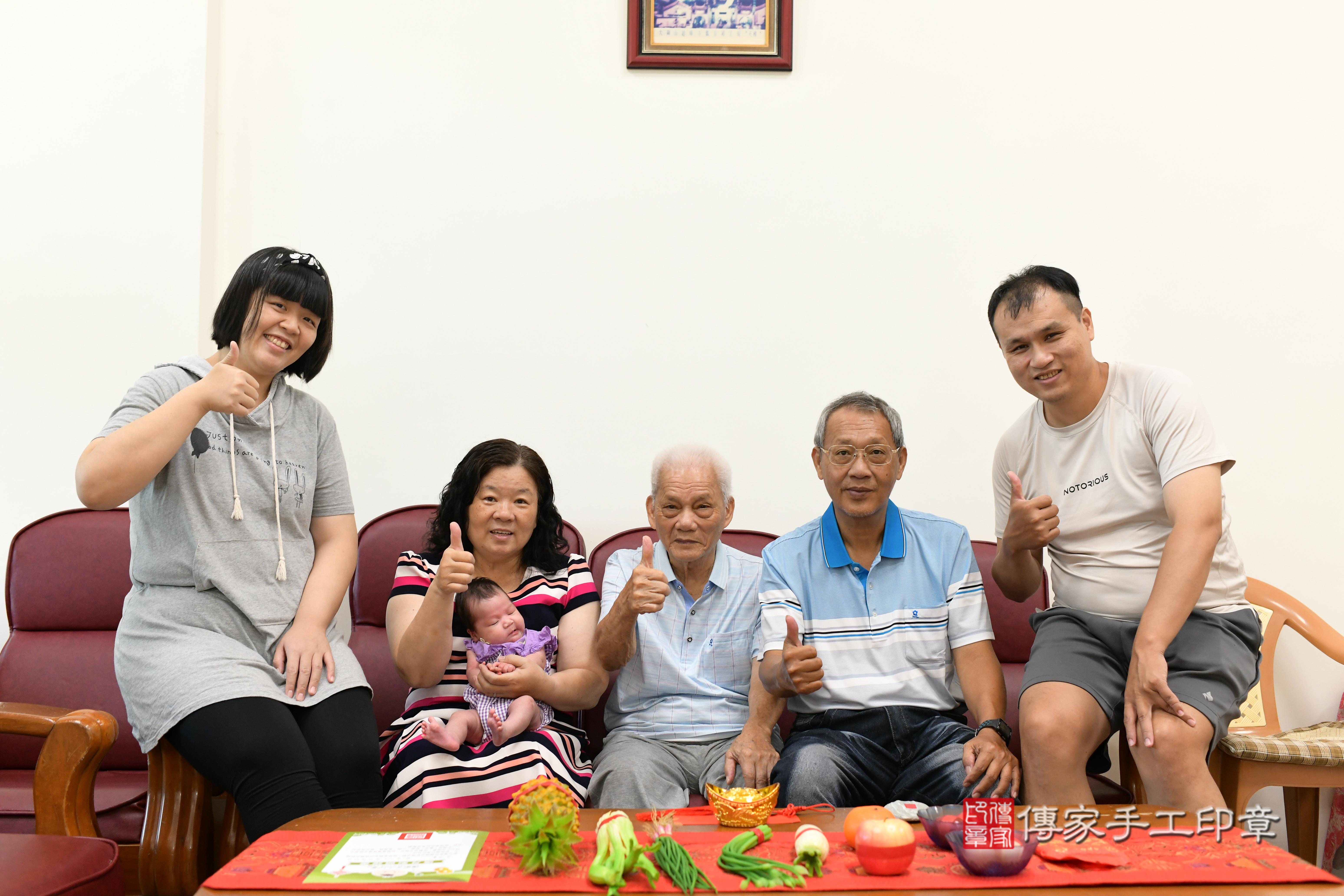 傳家手工印章台南店、抓周、度脺、中國風會場、傳家嬰兒古禮、吉祥話、抓周道具物品24種、拍照。抓周證書。寶寶抓周、滿周歲、生日快樂、祝福