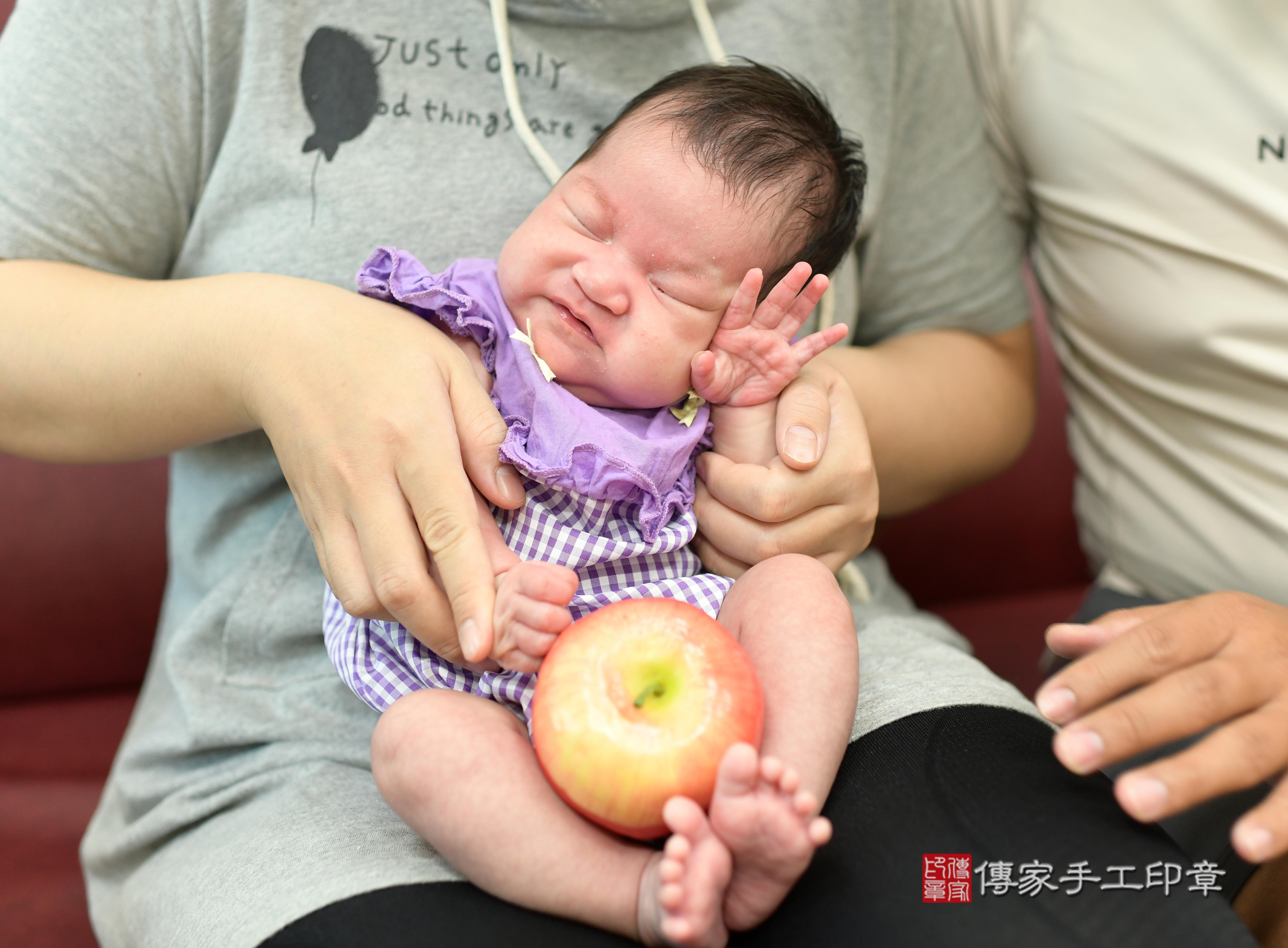 傳家手工印章台南店、抓周、度脺、中國風會場、傳家嬰兒古禮、吉祥話、抓周道具物品24種、拍照。抓周證書。寶寶抓周、滿周歲、生日快樂、祝福