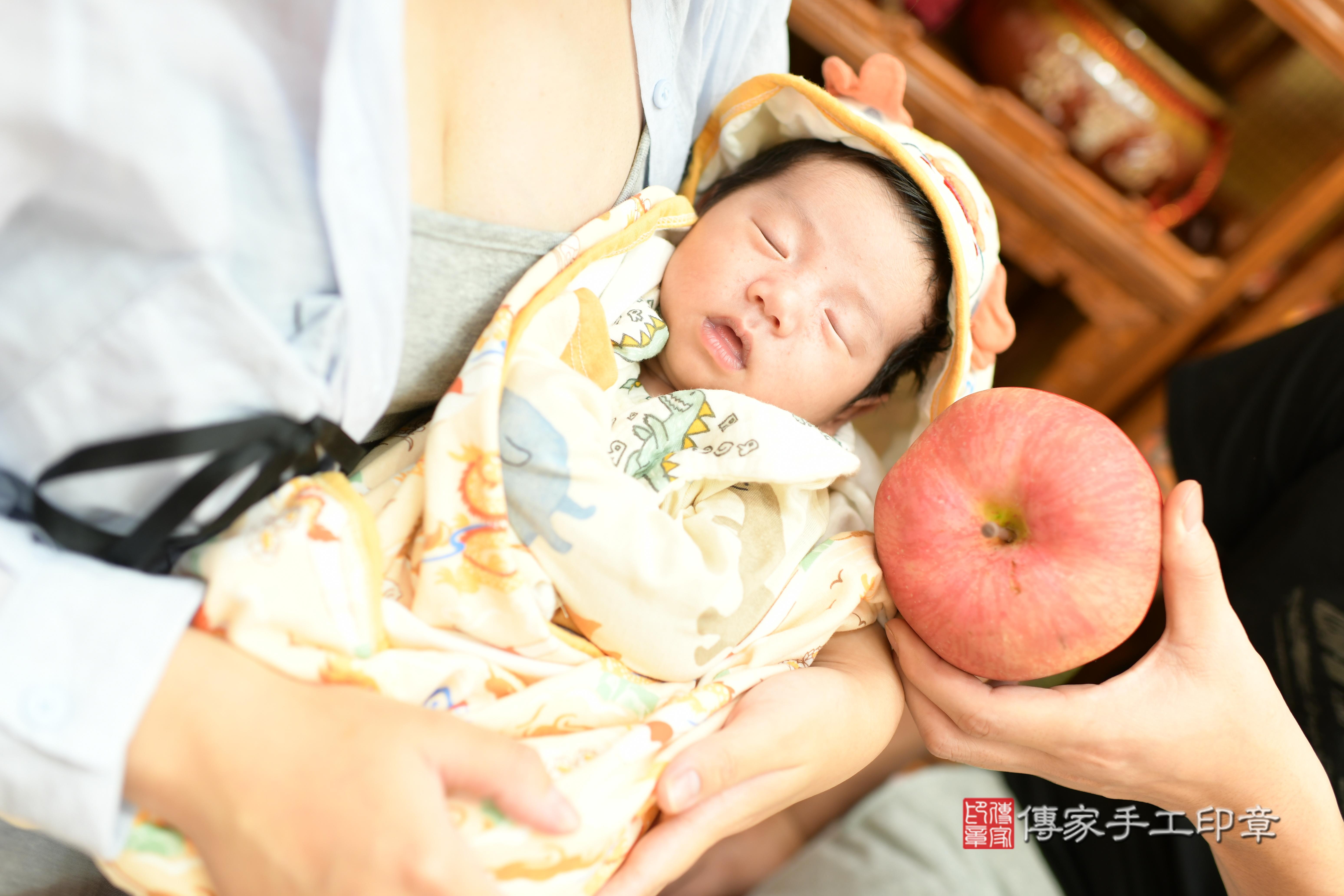 傳家手工印章台南店、抓周、度脺、中國風會場、傳家嬰兒古禮、吉祥話、抓周道具物品24種、拍照。抓周證書。寶寶抓周、滿周歲、生日快樂、祝福