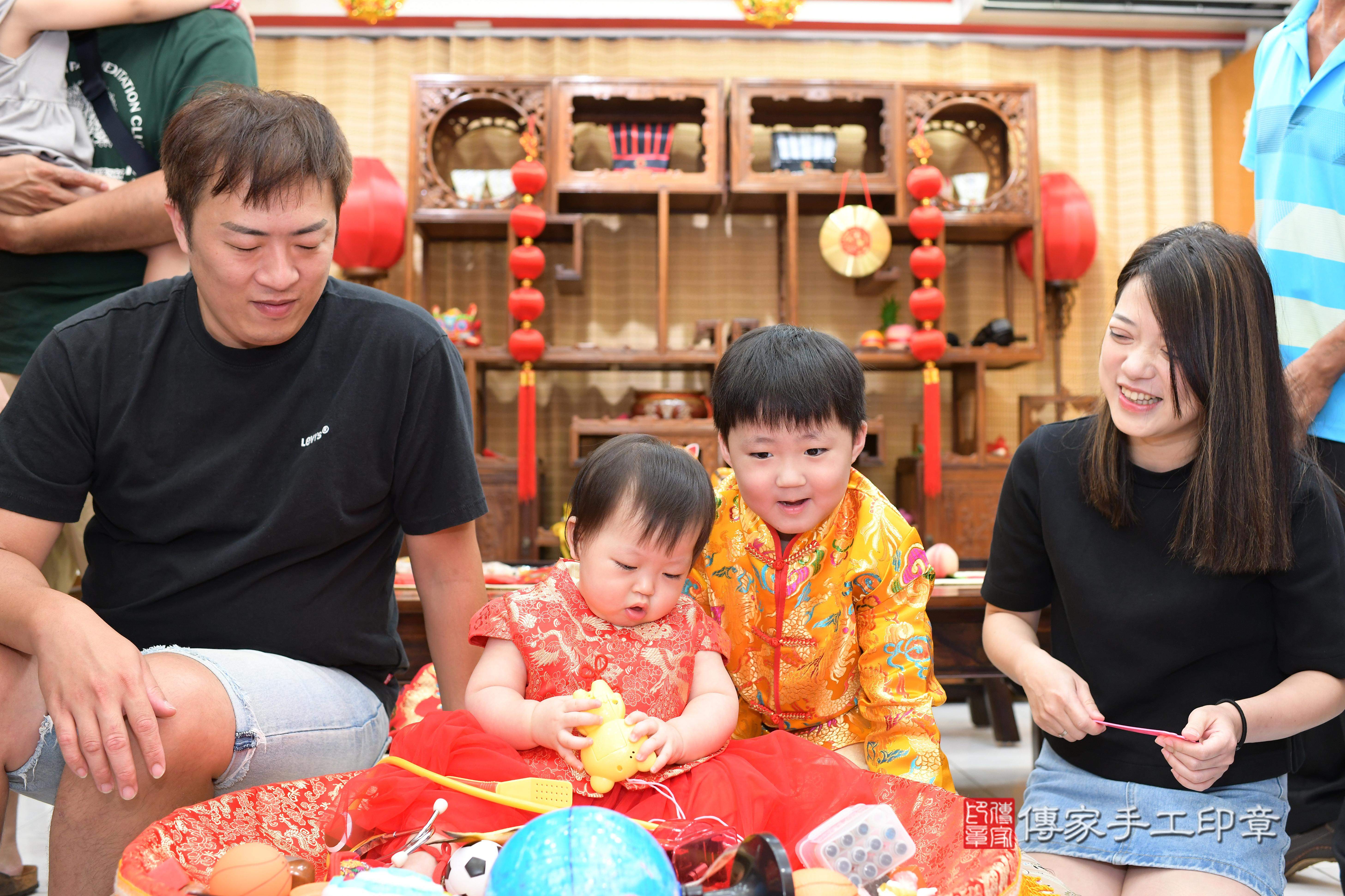 傳家手工印章台南店、抓周、度脺、中國風會場、傳家嬰兒古禮、吉祥話、抓周道具物品24種、拍照。抓周證書。寶寶抓周、滿周歲、生日快樂、祝福