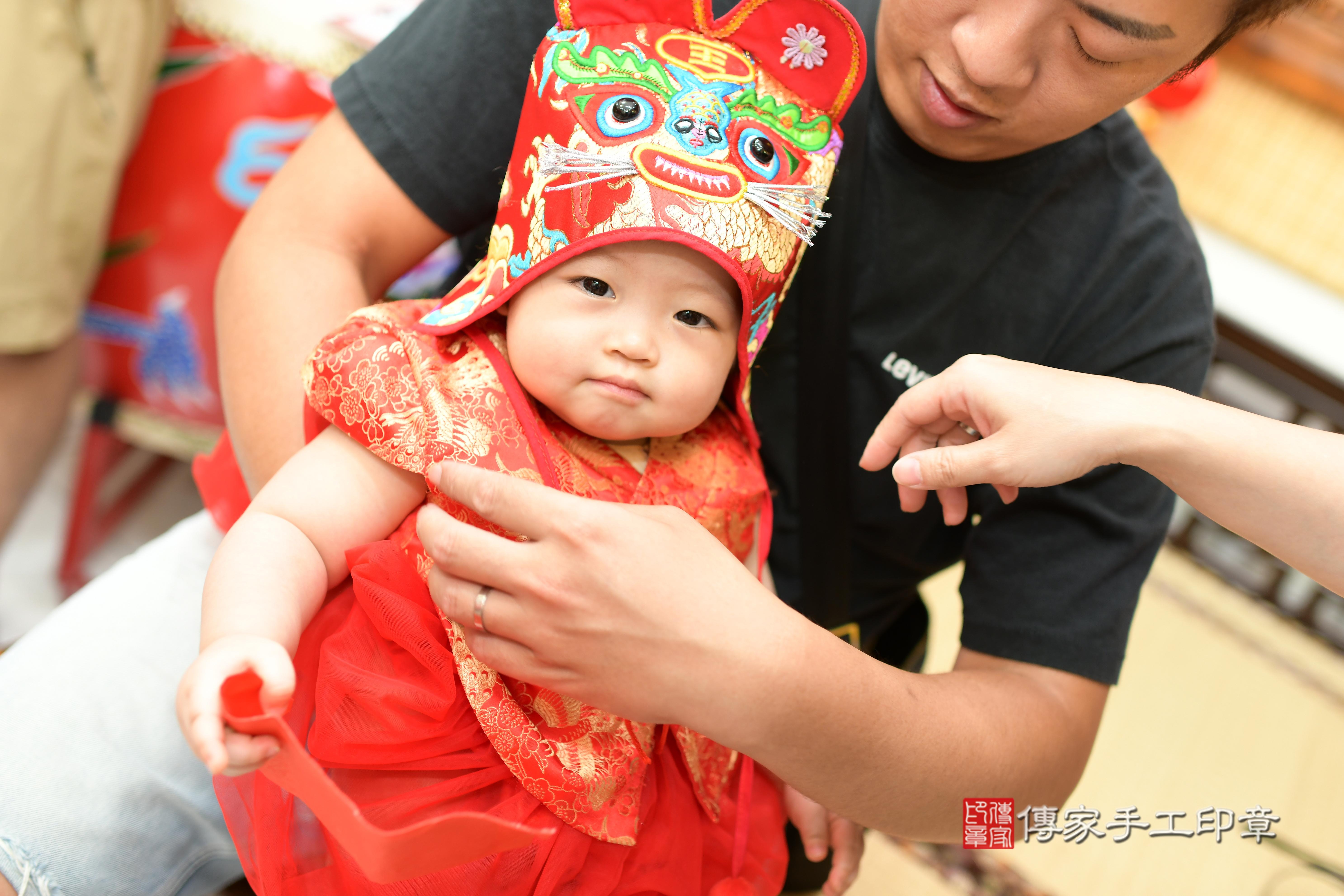 傳家手工印章台南店、抓周、度脺、中國風會場、傳家嬰兒古禮、吉祥話、抓周道具物品24種、拍照。抓周證書。寶寶抓周、滿周歲、生日快樂、祝福