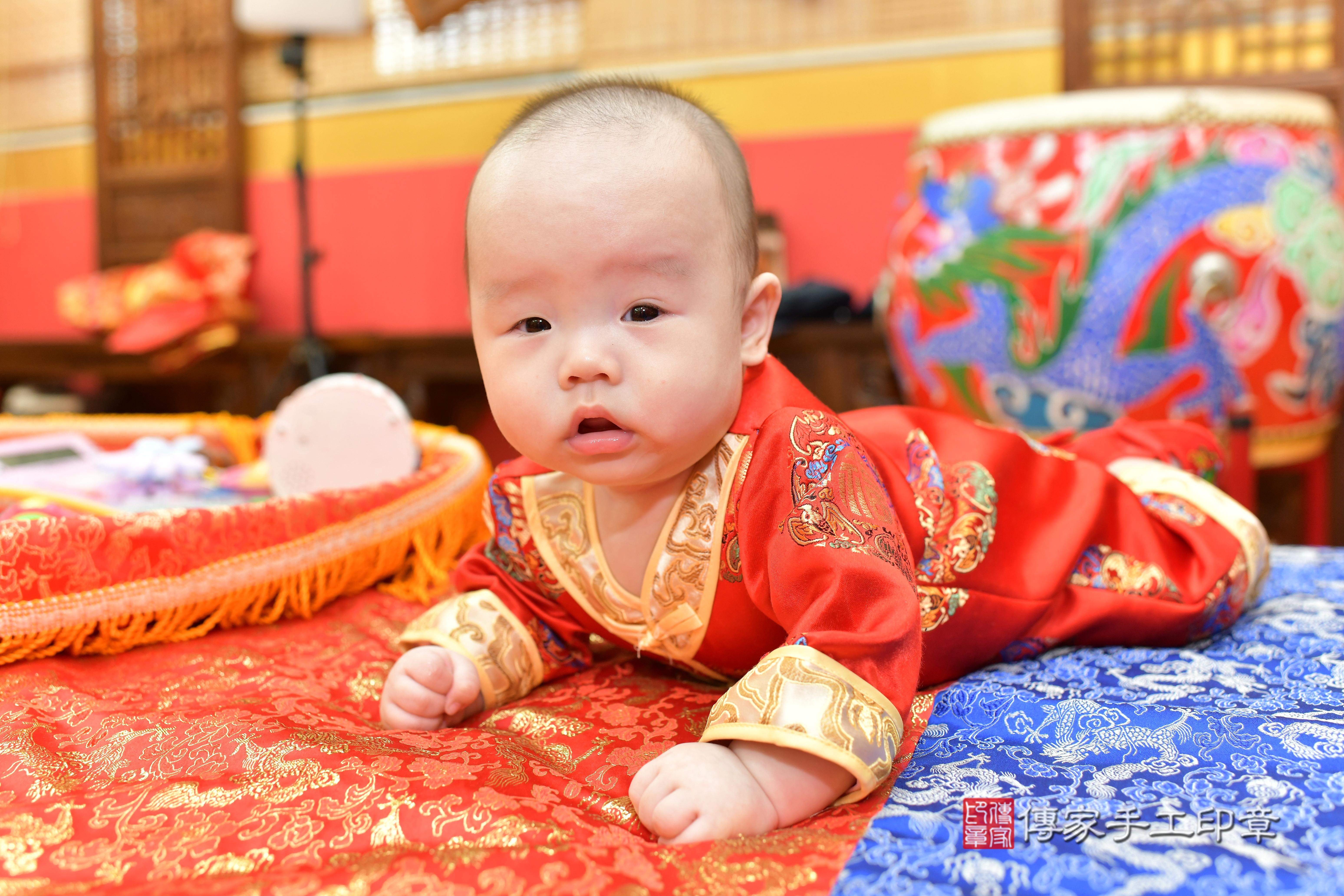 傳家手工印章桃園店、抓周、度脺、中國風會場、傳家嬰兒古禮、吉祥話、抓周道具物品24種、拍照。抓周證書。寶寶抓周、滿周歲、生日快樂、祝福