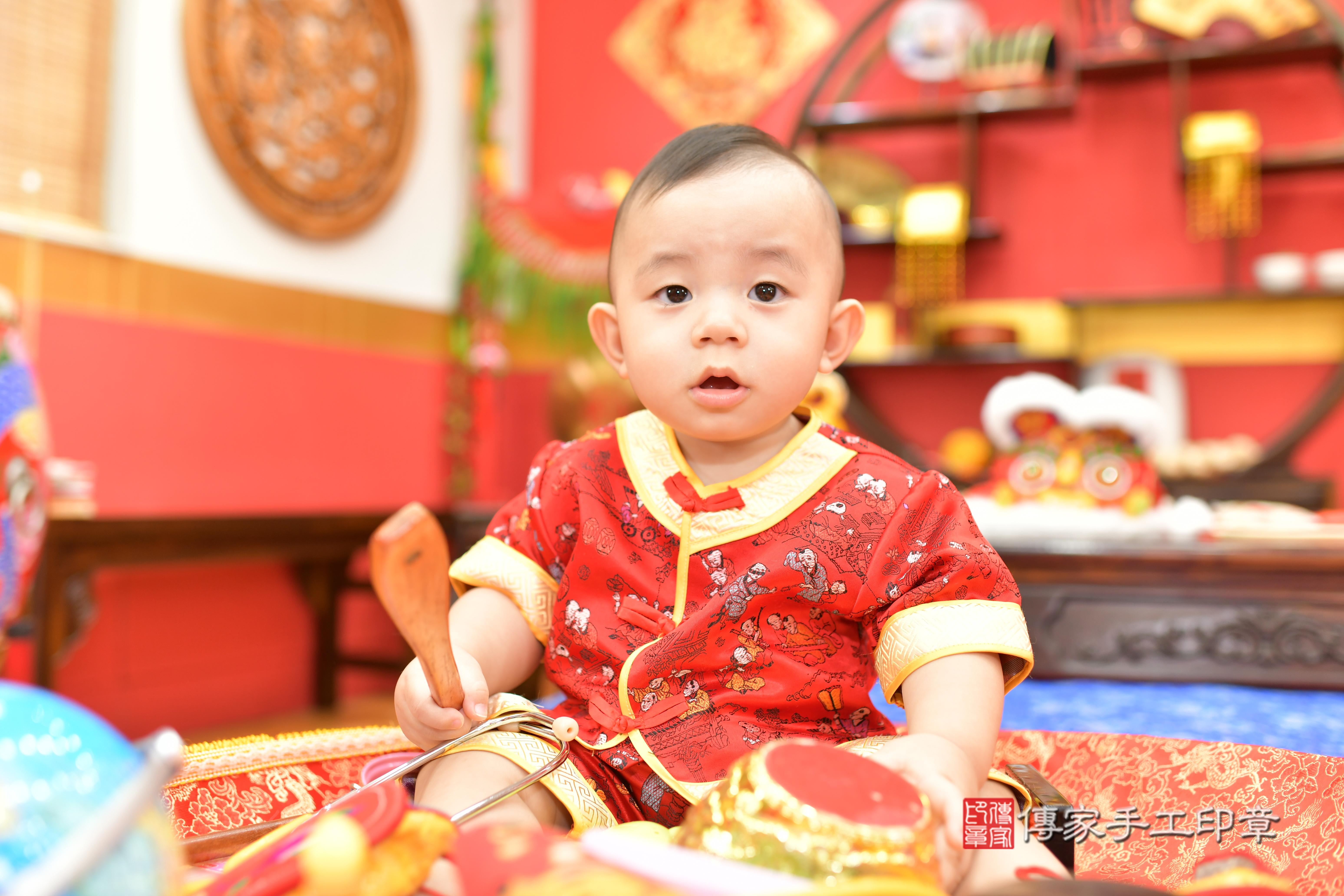 傳家手工印章桃園店、抓周、度脺、中國風會場、傳家嬰兒古禮、吉祥話、抓周道具物品24種、拍照。抓周證書。寶寶抓周、滿周歲、生日快樂、祝福