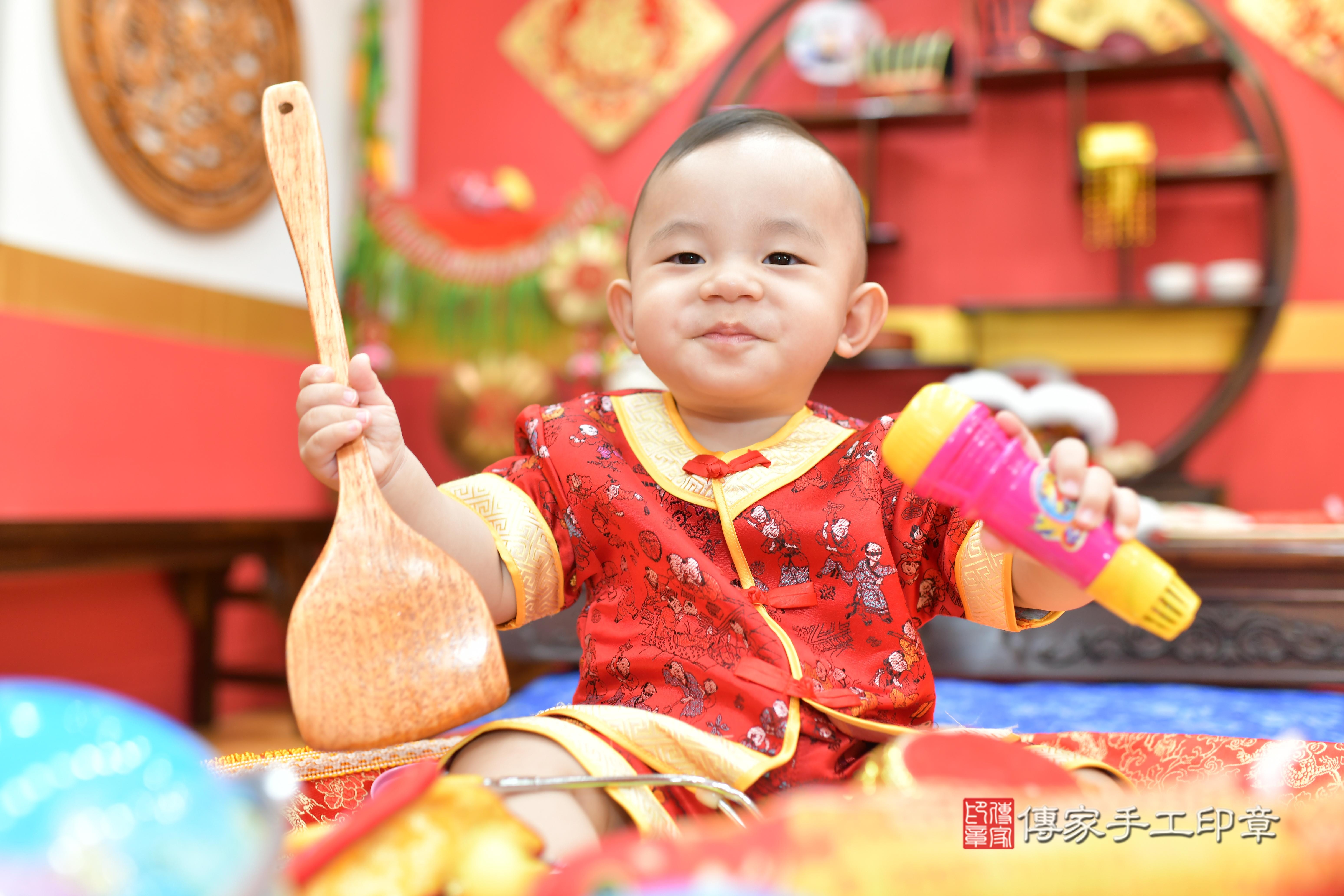 傳家手工印章桃園店、抓周、度脺、中國風會場、傳家嬰兒古禮、吉祥話、抓周道具物品24種、拍照。抓周證書。寶寶抓周、滿周歲、生日快樂、祝福