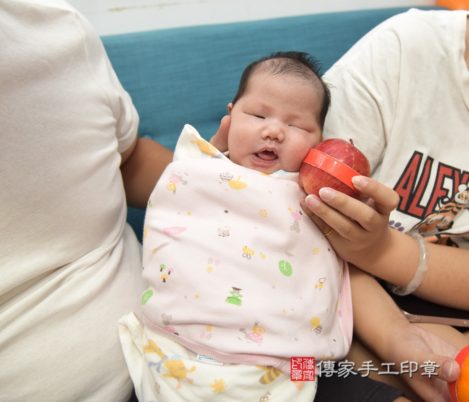 樂樂寶寶(新北市永和區到府嬰兒樂樂寶寶滿月剃頭理髮、到府嬰兒剃胎毛儀式吉祥話)。到府剃頭剃胎毛主持、專業拍照、證書。★購買「臍帶章、肚臍章、胎毛筆刷印章」贈送：剃頭、收涎、抓周，三選一。2024.8.1，照片7