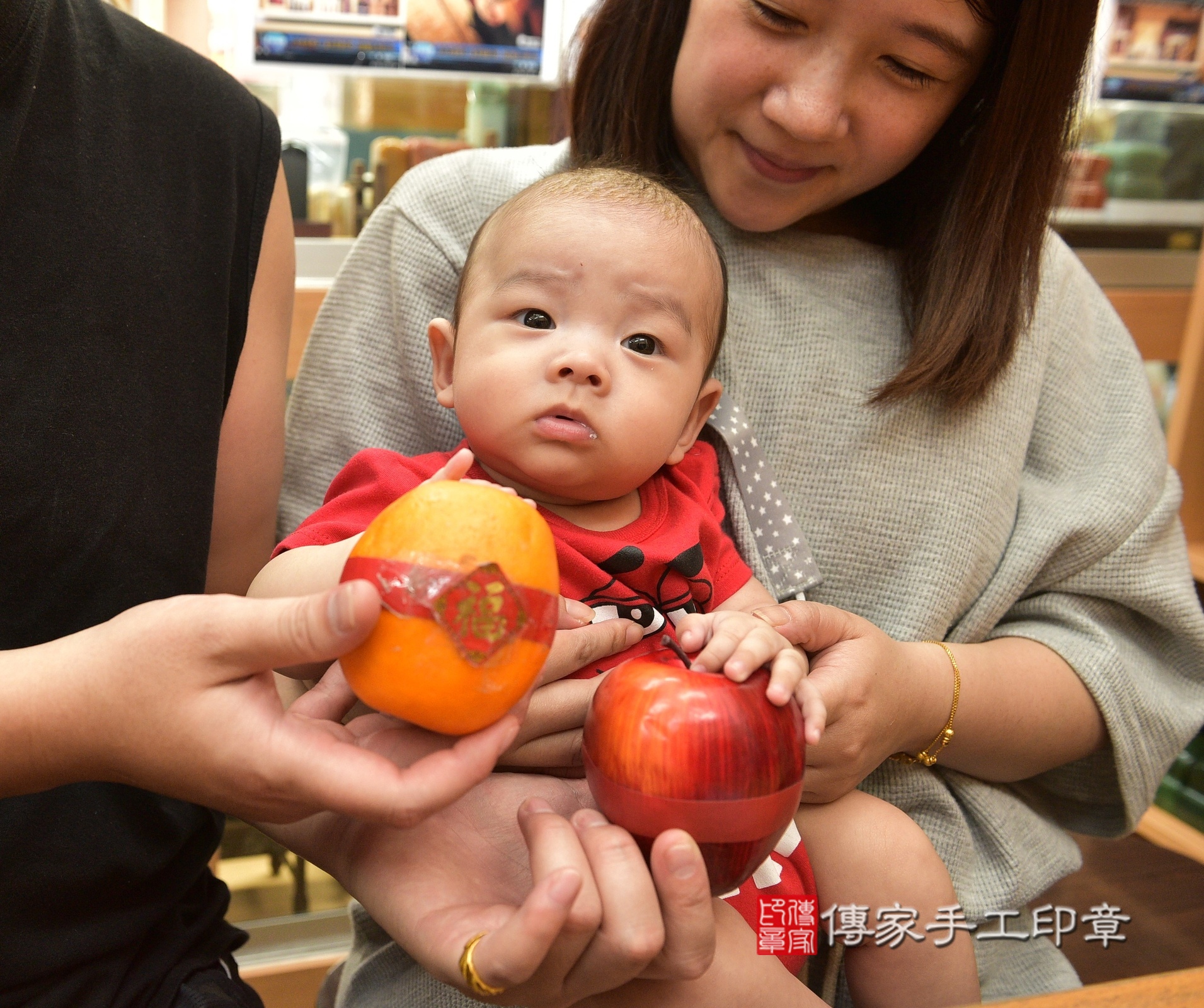 伸伸寶寶(新北市永和區嬰兒寶寶滿月剃頭理髮、嬰兒剃胎毛儀式吉祥話)。中國風會場，爸媽寶貝穿「日中韓」古裝禮服。專業拍照、證書。★購買「臍帶章、肚臍章、胎毛筆刷印章」贈送：剃頭、收涎、抓周，三選一。2024.8.3，照片12