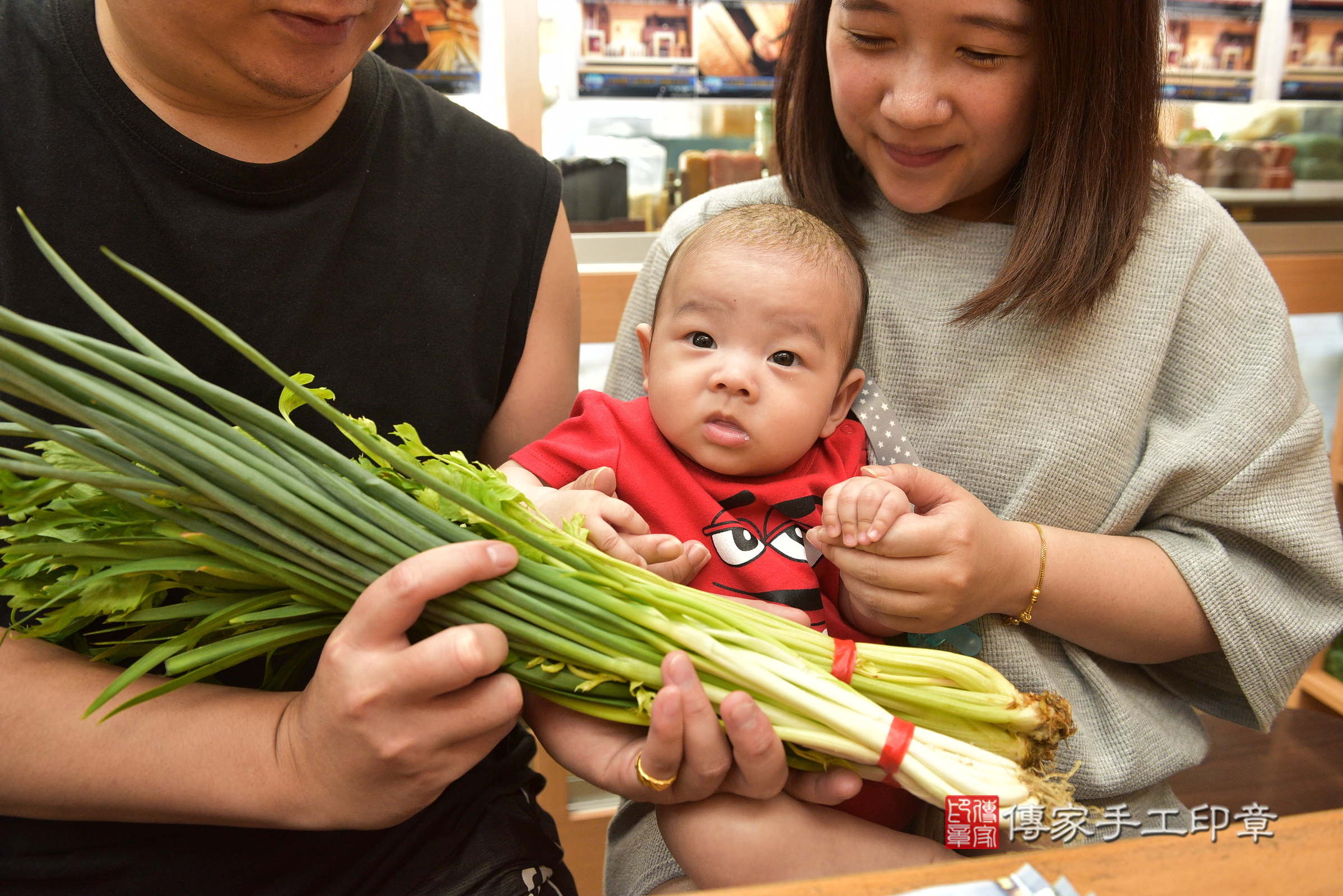 伸伸寶寶(新北市永和區嬰兒寶寶滿月剃頭理髮、嬰兒剃胎毛儀式吉祥話)。中國風會場，爸媽寶貝穿「日中韓」古裝禮服。專業拍照、證書。★購買「臍帶章、肚臍章、胎毛筆刷印章」贈送：剃頭、收涎、抓周，三選一。2024.8.3，照片13