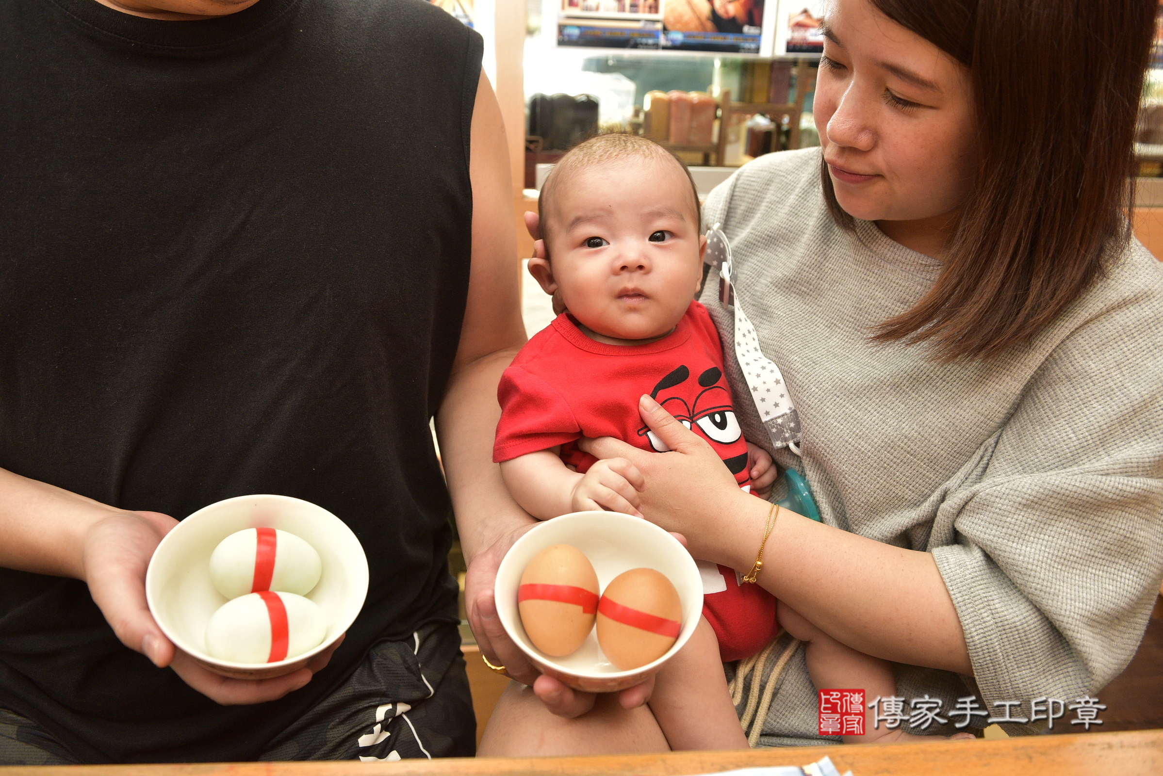 伸伸寶寶(新北市永和區嬰兒寶寶滿月剃頭理髮、嬰兒剃胎毛儀式吉祥話)。中國風會場，爸媽寶貝穿「日中韓」古裝禮服。專業拍照、證書。★購買「臍帶章、肚臍章、胎毛筆刷印章」贈送：剃頭、收涎、抓周，三選一。2024.8.3，照片6