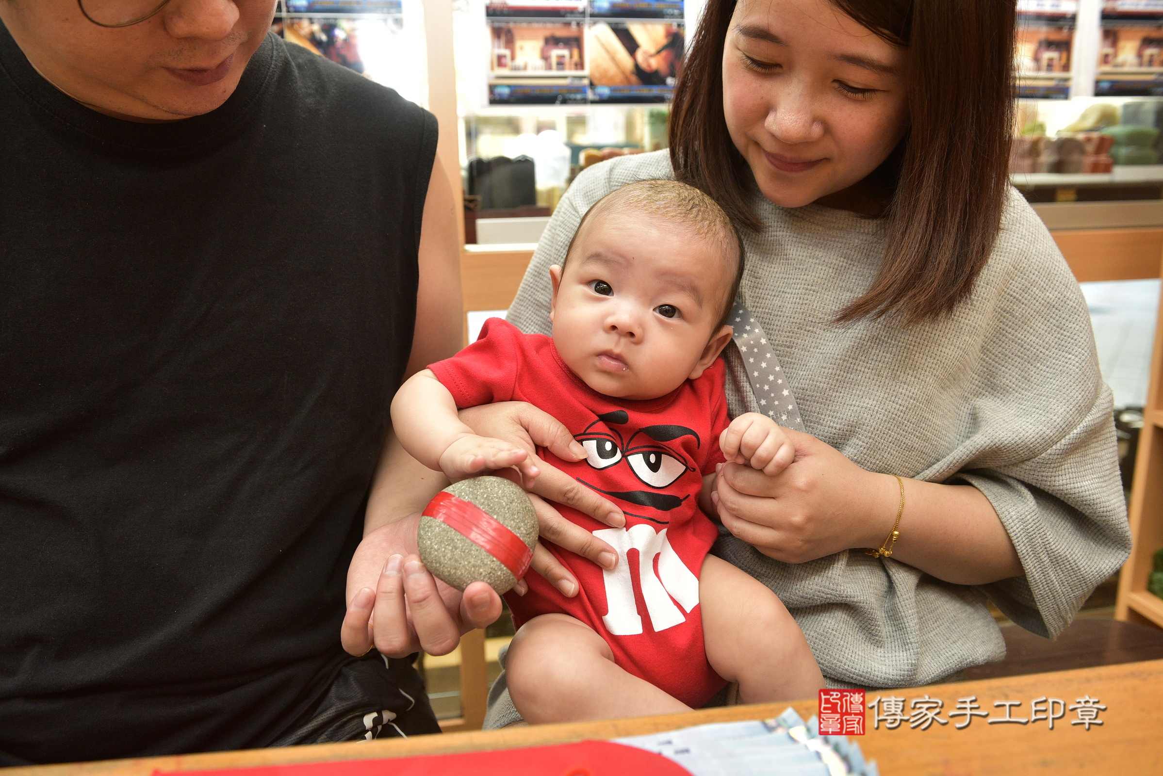 伸伸寶寶(新北市永和區嬰兒寶寶滿月剃頭理髮、嬰兒剃胎毛儀式吉祥話)。中國風會場，爸媽寶貝穿「日中韓」古裝禮服。專業拍照、證書。★購買「臍帶章、肚臍章、胎毛筆刷印章」贈送：剃頭、收涎、抓周，三選一。2024.8.3，照片10