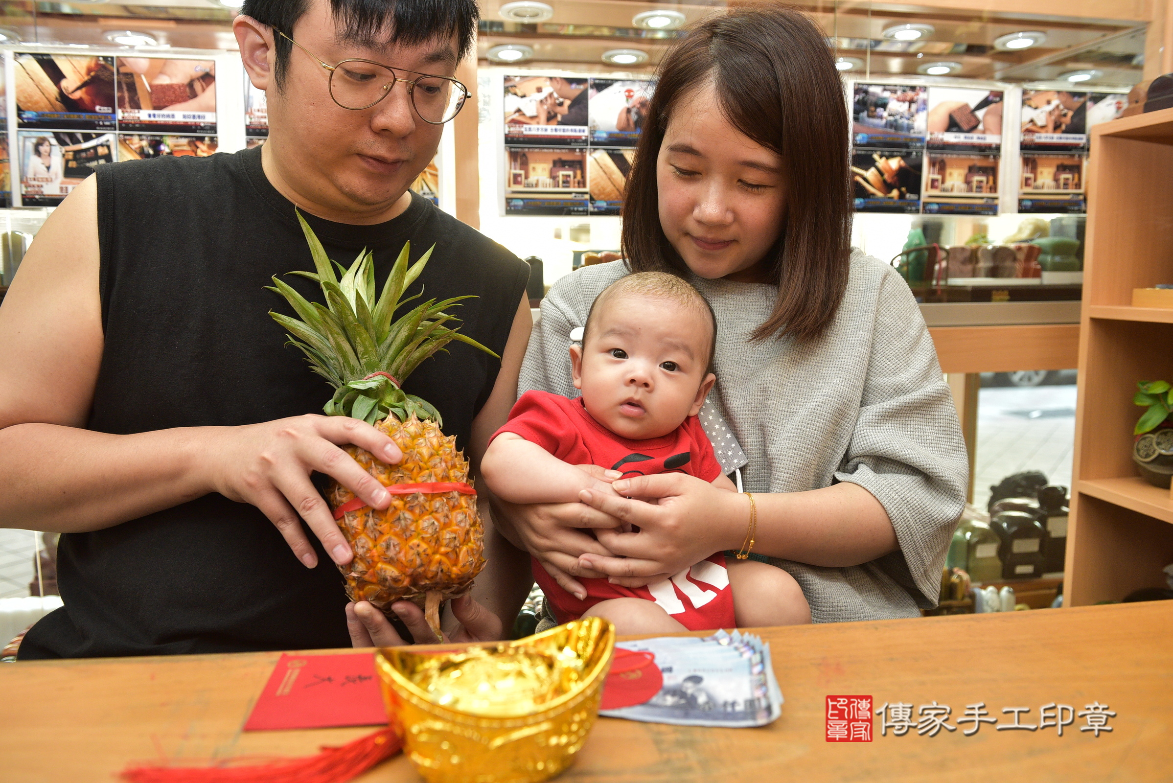 伸伸寶寶(新北市永和區嬰兒寶寶滿月剃頭理髮、嬰兒剃胎毛儀式吉祥話)。中國風會場，爸媽寶貝穿「日中韓」古裝禮服。專業拍照、證書。★購買「臍帶章、肚臍章、胎毛筆刷印章」贈送：剃頭、收涎、抓周，三選一。2024.8.3，照片18