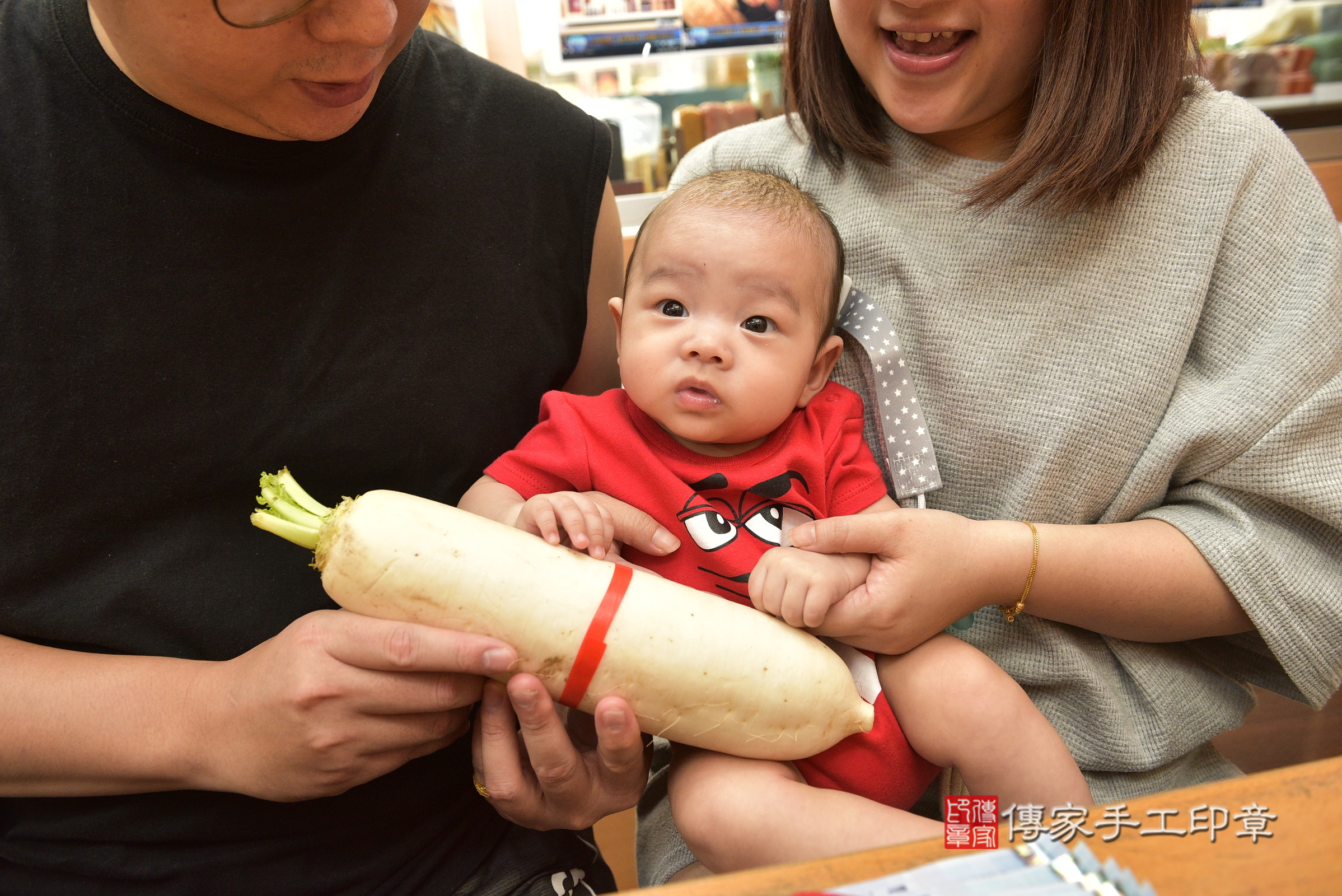 伸伸寶寶(新北市永和區嬰兒寶寶滿月剃頭理髮、嬰兒剃胎毛儀式吉祥話)。中國風會場，爸媽寶貝穿「日中韓」古裝禮服。專業拍照、證書。★購買「臍帶章、肚臍章、胎毛筆刷印章」贈送：剃頭、收涎、抓周，三選一。2024.8.3，照片16