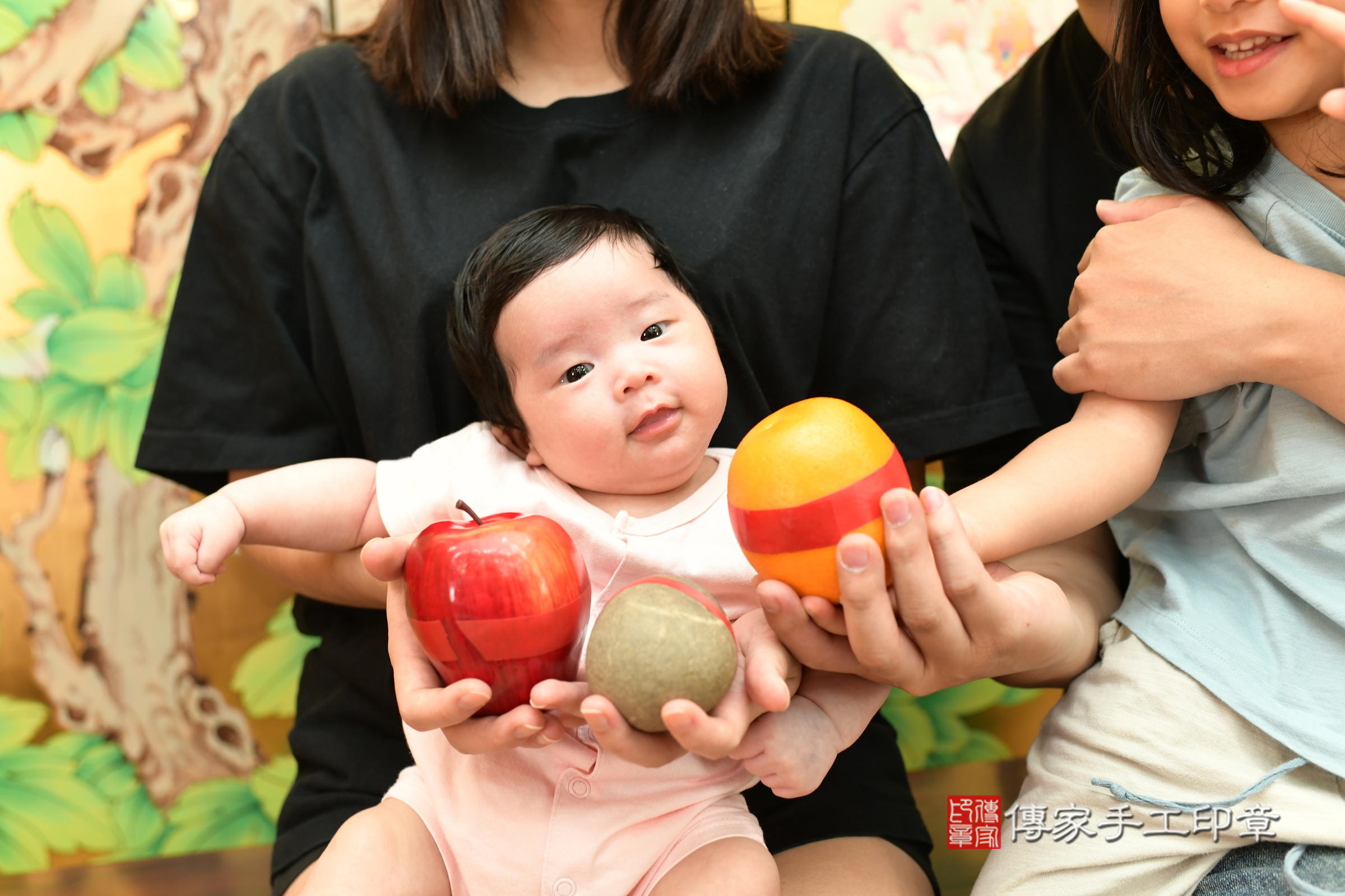 潼潼寶寶(台北市大同區嬰兒寶寶滿月剃頭理髮、嬰兒剃胎毛儀式吉祥話)。中國風會場，爸媽寶貝穿「日中韓」古裝禮服。專業拍照、證書。★購買「臍帶章、肚臍章、胎毛筆刷印章」贈送：剃頭、收涎、抓周，三選一。2024.8.1，照片11