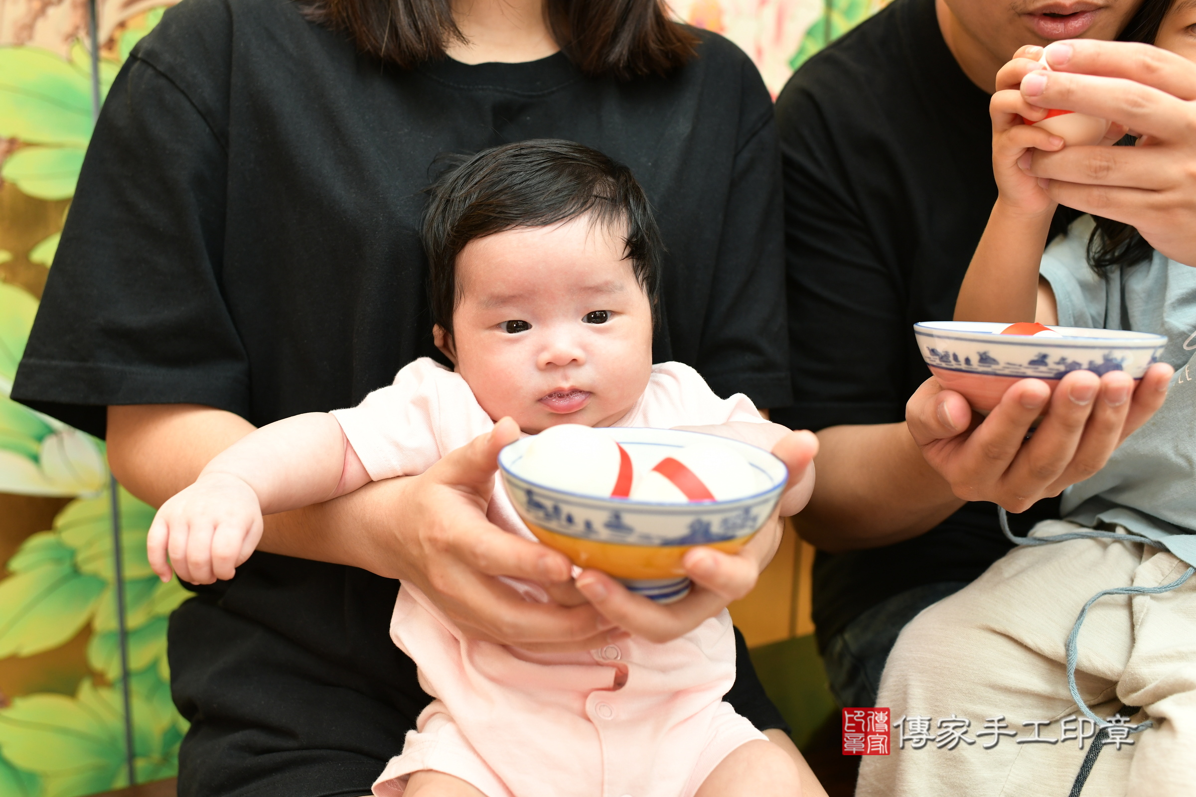 潼潼寶寶(台北市大同區嬰兒寶寶滿月剃頭理髮、嬰兒剃胎毛儀式吉祥話)。中國風會場，爸媽寶貝穿「日中韓」古裝禮服。專業拍照、證書。★購買「臍帶章、肚臍章、胎毛筆刷印章」贈送：剃頭、收涎、抓周，三選一。2024.8.1，照片9