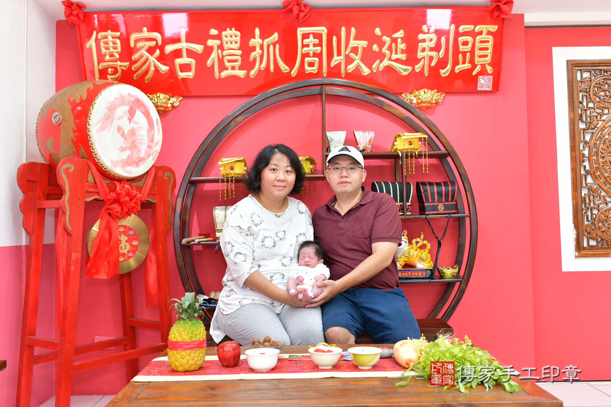 小昱寶寶(台中市北區嬰兒寶寶滿月剃頭理髮、嬰兒剃胎毛儀式吉祥話)。中國風會場，爸媽寶貝穿「日中韓」古裝禮服。專業拍照、證書。★購買「臍帶章、肚臍章、胎毛筆刷印章」贈送：剃頭、收涎、抓周，三選一。2024.7.22，照片7