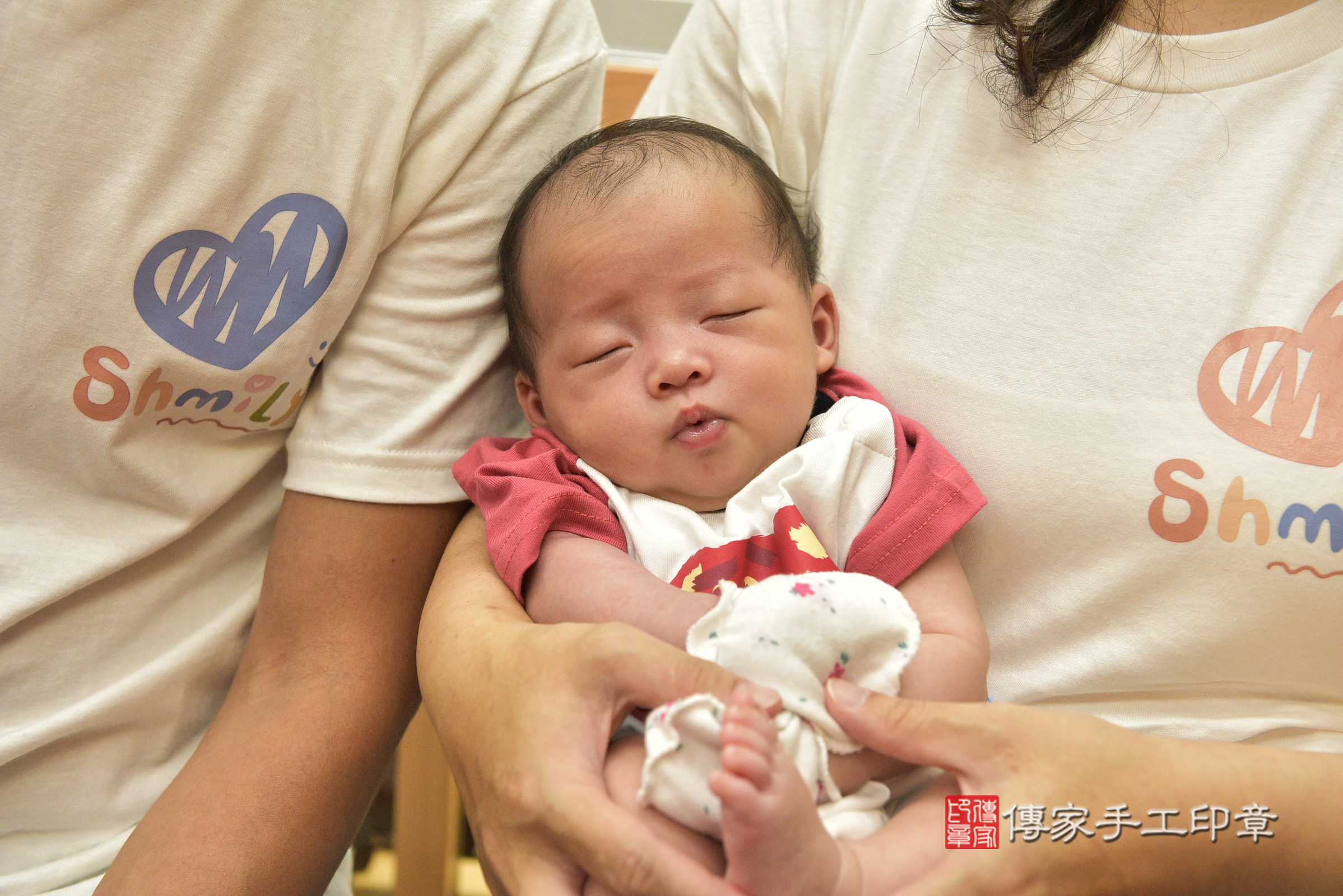 小縢寶寶(新北市永和區嬰兒寶寶滿月剃頭理髮、嬰兒剃胎毛儀式吉祥話)。中國風會場，爸媽寶貝穿「日中韓」古裝禮服。專業拍照、證書。★購買「臍帶章、肚臍章、胎毛筆刷印章」贈送：剃頭、收涎、抓周，三選一。2024.8.4，照片1