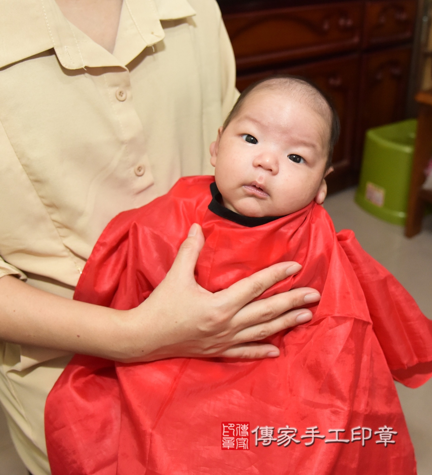 愷愷寶寶(台北市內湖區到府嬰兒愷愷寶寶滿月剃頭理髮、到府嬰兒剃胎毛儀式吉祥話)。到府剃頭剃胎毛主持、專業拍照、證書。★購買「臍帶章、肚臍章、胎毛筆刷印章」贈送：剃頭、收涎、抓周，三選一。2024.8.4，照片12