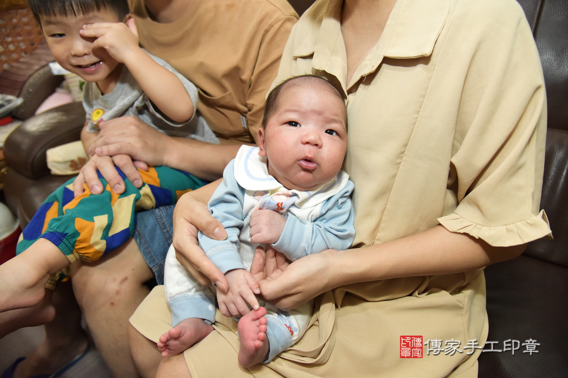 愷愷寶寶(台北市內湖區到府嬰兒愷愷寶寶滿月剃頭理髮、到府嬰兒剃胎毛儀式吉祥話)。到府剃頭剃胎毛主持、專業拍照、證書。★購買「臍帶章、肚臍章、胎毛筆刷印章」贈送：剃頭、收涎、抓周，三選一。2024.8.4，照片2