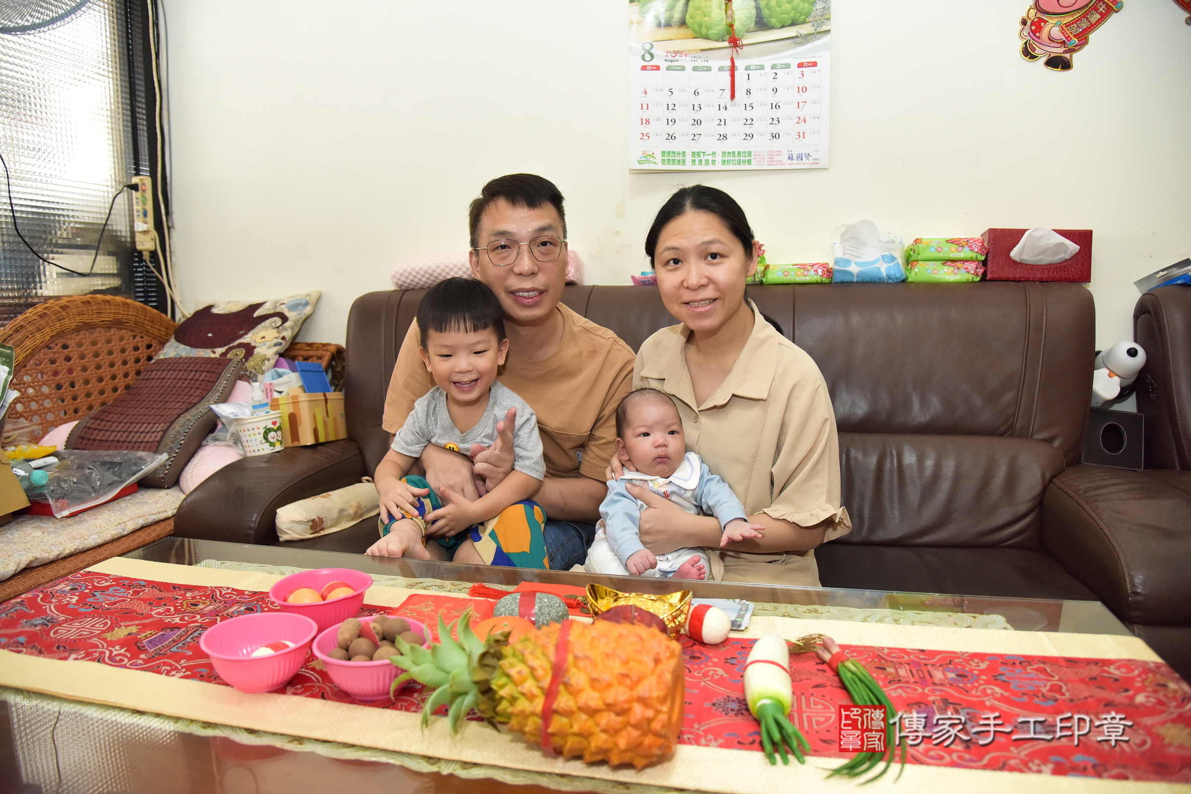 愷愷寶寶(台北市內湖區到府嬰兒愷愷寶寶滿月剃頭理髮、到府嬰兒剃胎毛儀式吉祥話)。到府剃頭剃胎毛主持、專業拍照、證書。★購買「臍帶章、肚臍章、胎毛筆刷印章」贈送：剃頭、收涎、抓周，三選一。2024.8.4，照片1