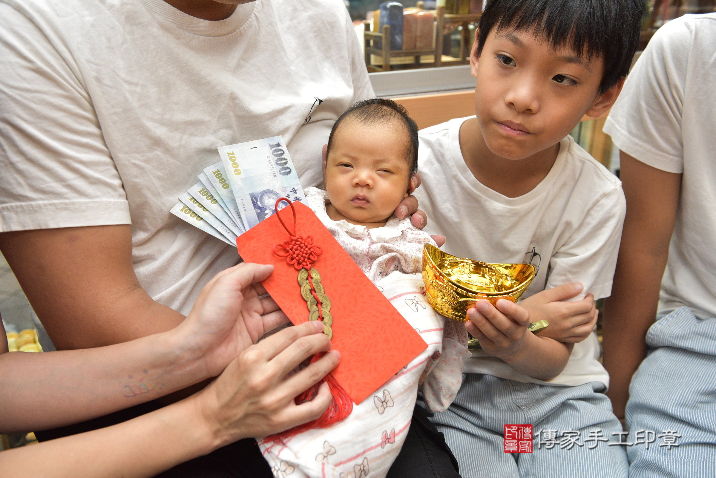 媛媛寶寶(新北市永和區嬰兒寶寶滿月剃頭理髮、嬰兒剃胎毛儀式吉祥話)。中國風會場，爸媽寶貝穿「日中韓」古裝禮服。專業拍照、證書。★購買「臍帶章、肚臍章、胎毛筆刷印章」贈送：剃頭、收涎、抓周，三選一。2024.8.9，照片2