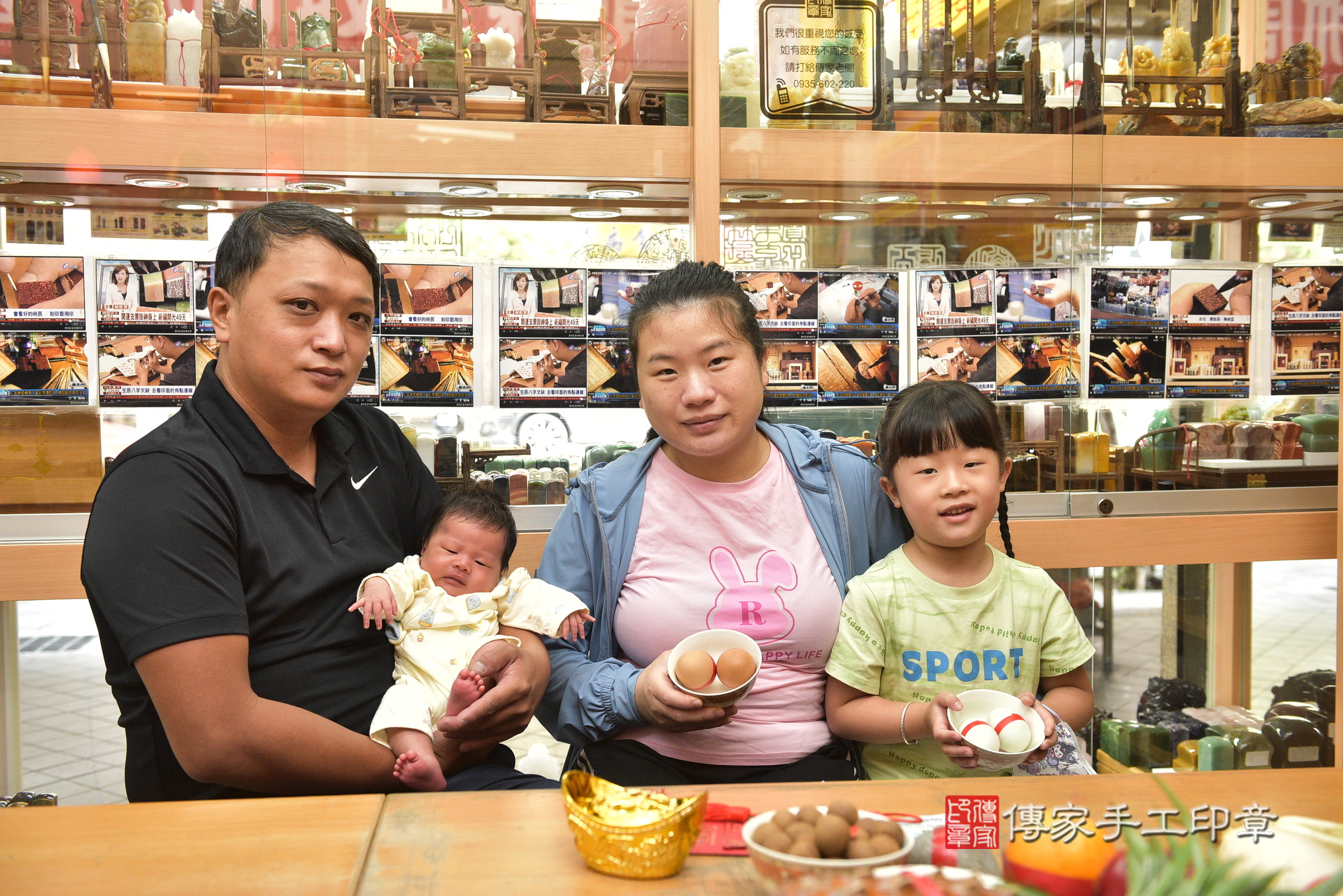 小云寶寶(新北市永和區嬰兒寶寶滿月剃頭理髮、嬰兒剃胎毛儀式吉祥話)。中國風會場，爸媽寶貝穿「日中韓」古裝禮服。專業拍照、證書。★購買「臍帶章、肚臍章、胎毛筆刷印章」贈送：剃頭、收涎、抓周，三選一。2024.8.10，照片3