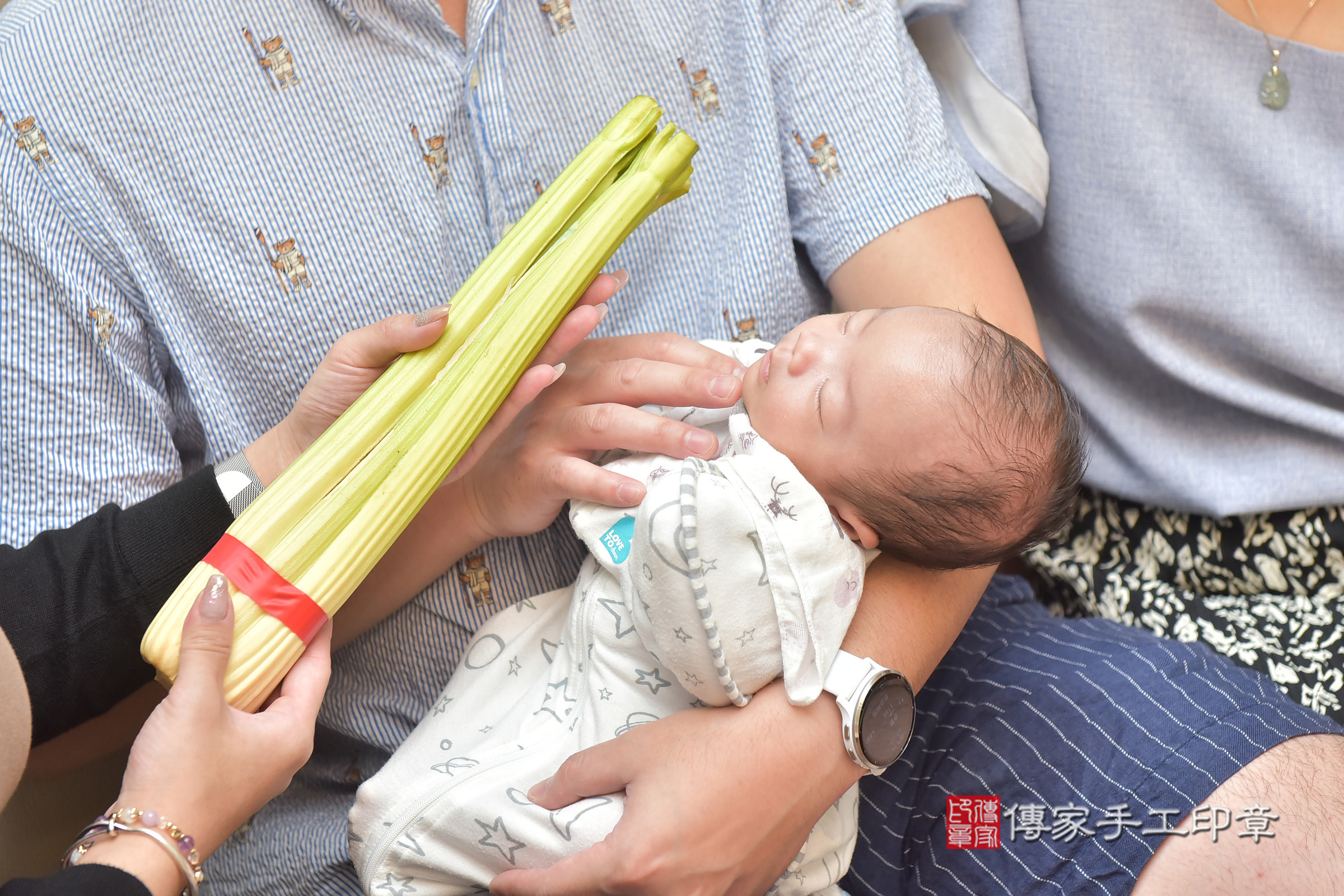 小亨寶寶(台中市梧棲區到府嬰兒小亨寶寶滿月剃頭理髮、到府嬰兒剃胎毛儀式吉祥話)。到府剃頭剃胎毛主持、專業拍照、證書。★購買「臍帶章、肚臍章、胎毛筆刷印章」贈送：剃頭、收涎、抓周，三選一。2024.7.13，照片20