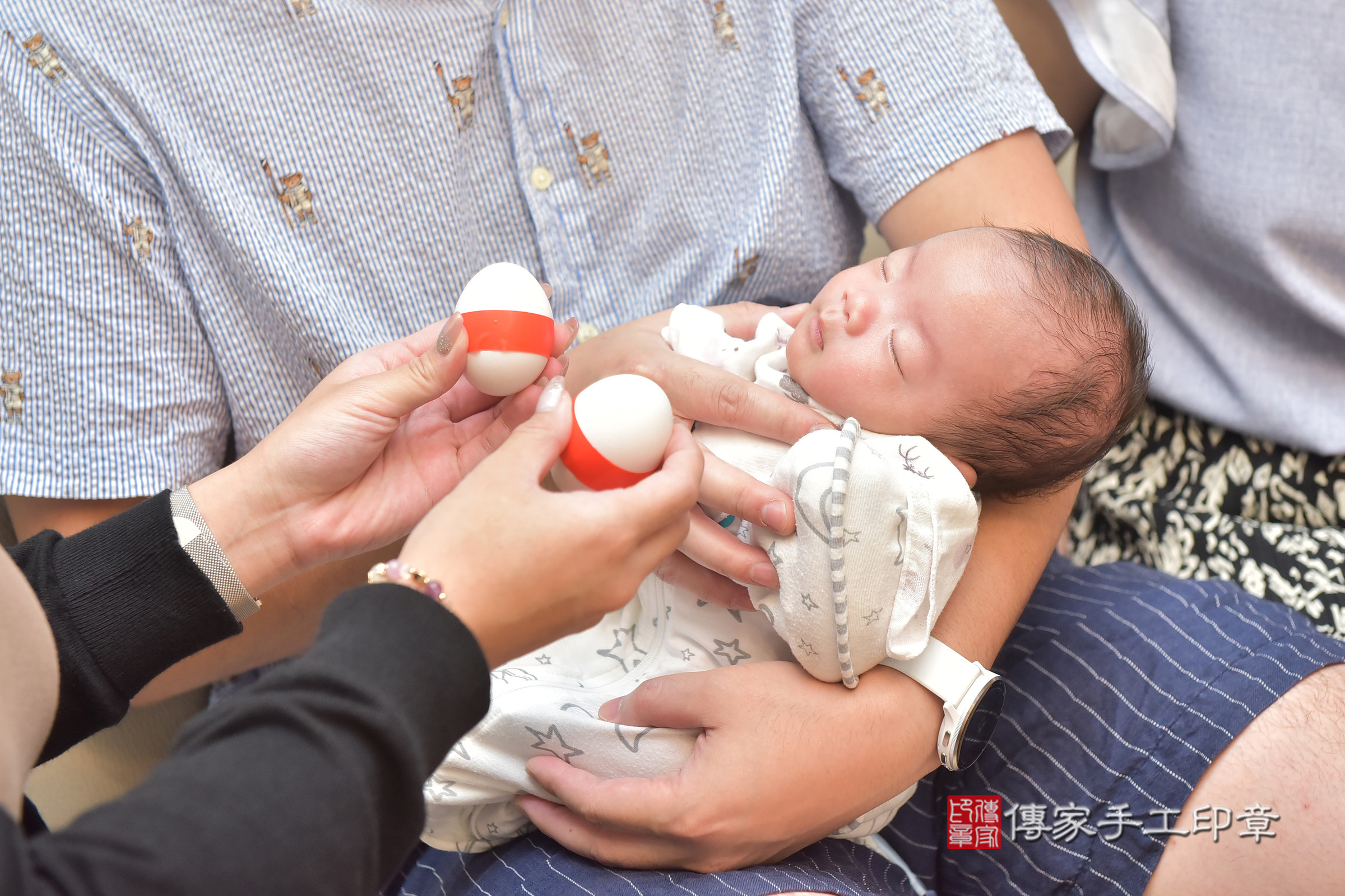 小亨寶寶(台中市梧棲區到府嬰兒小亨寶寶滿月剃頭理髮、到府嬰兒剃胎毛儀式吉祥話)。到府剃頭剃胎毛主持、專業拍照、證書。★購買「臍帶章、肚臍章、胎毛筆刷印章」贈送：剃頭、收涎、抓周，三選一。2024.7.13，照片16