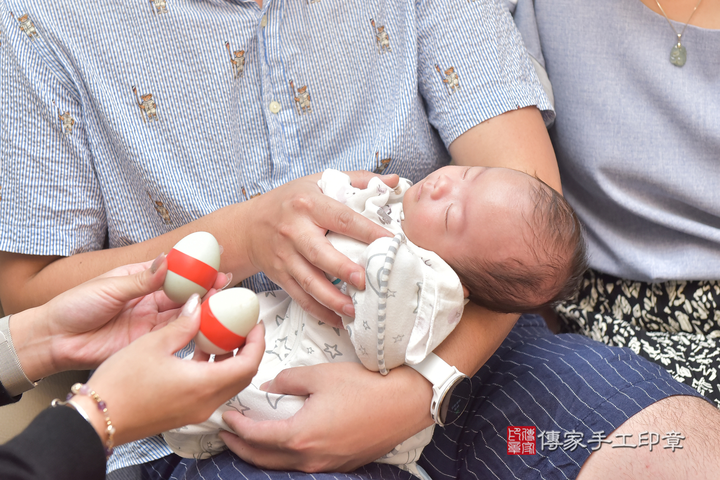 小亨寶寶(台中市梧棲區到府嬰兒小亨寶寶滿月剃頭理髮、到府嬰兒剃胎毛儀式吉祥話)。到府剃頭剃胎毛主持、專業拍照、證書。★購買「臍帶章、肚臍章、胎毛筆刷印章」贈送：剃頭、收涎、抓周，三選一。2024.7.13，照片17