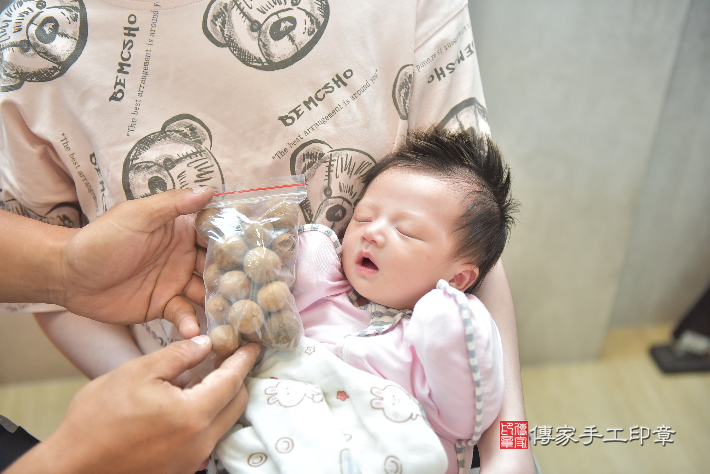 芯芯寶寶(台中市太平區到府嬰兒芯芯寶寶滿月剃頭理髮、到府嬰兒剃胎毛儀式吉祥話)。到府剃頭剃胎毛主持、專業拍照、證書。★購買「臍帶章、肚臍章、胎毛筆刷印章」贈送：剃頭、收涎、抓周，三選一。2024.7.31，照片13