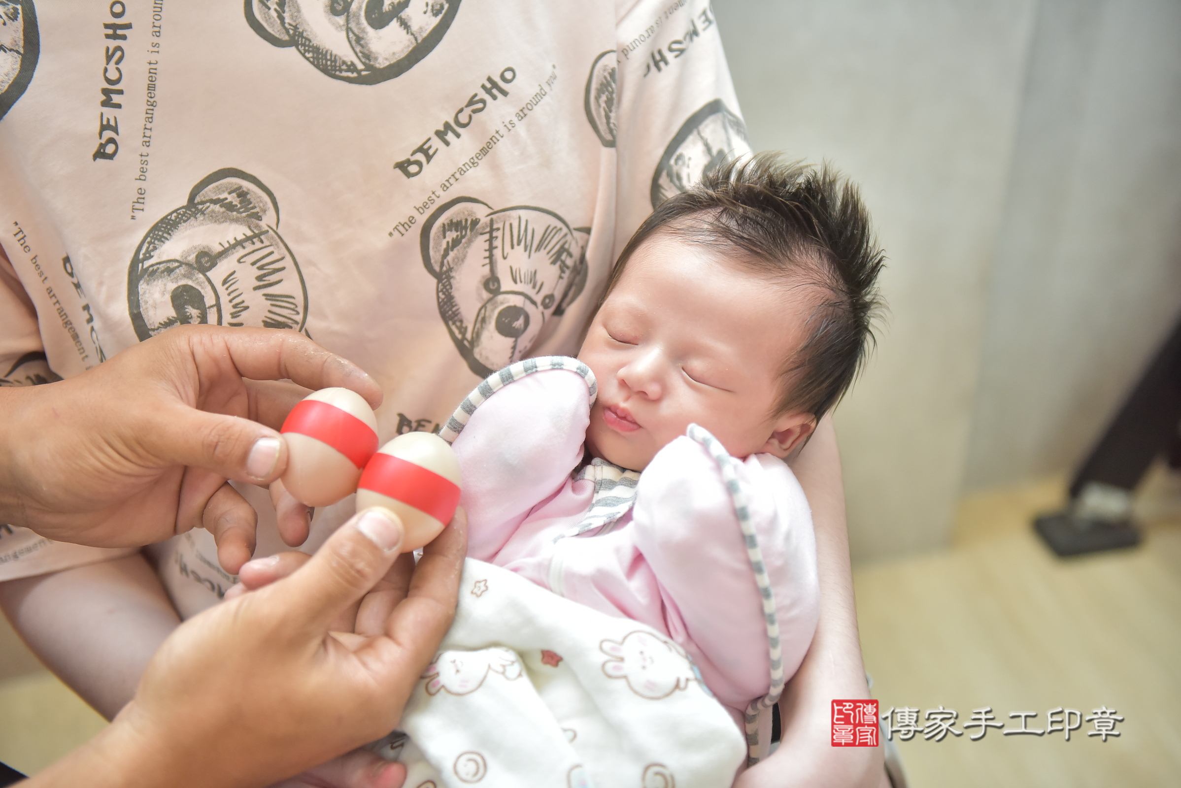 芯芯寶寶(台中市太平區到府嬰兒芯芯寶寶滿月剃頭理髮、到府嬰兒剃胎毛儀式吉祥話)。到府剃頭剃胎毛主持、專業拍照、證書。★購買「臍帶章、肚臍章、胎毛筆刷印章」贈送：剃頭、收涎、抓周，三選一。2024.7.31，照片7