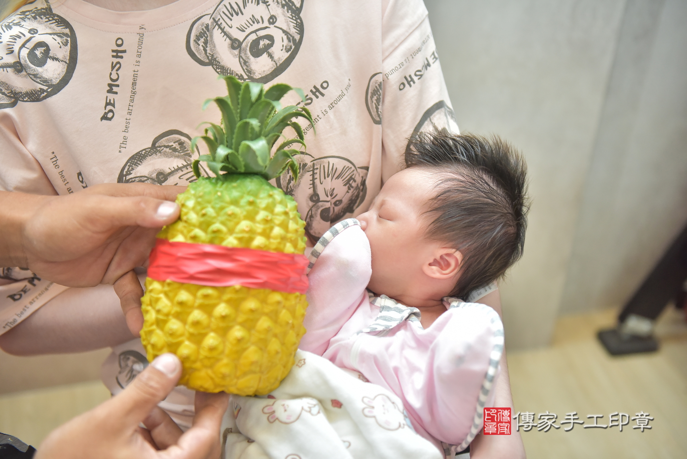 芯芯寶寶(台中市太平區到府嬰兒芯芯寶寶滿月剃頭理髮、到府嬰兒剃胎毛儀式吉祥話)。到府剃頭剃胎毛主持、專業拍照、證書。★購買「臍帶章、肚臍章、胎毛筆刷印章」贈送：剃頭、收涎、抓周，三選一。2024.7.31，照片12