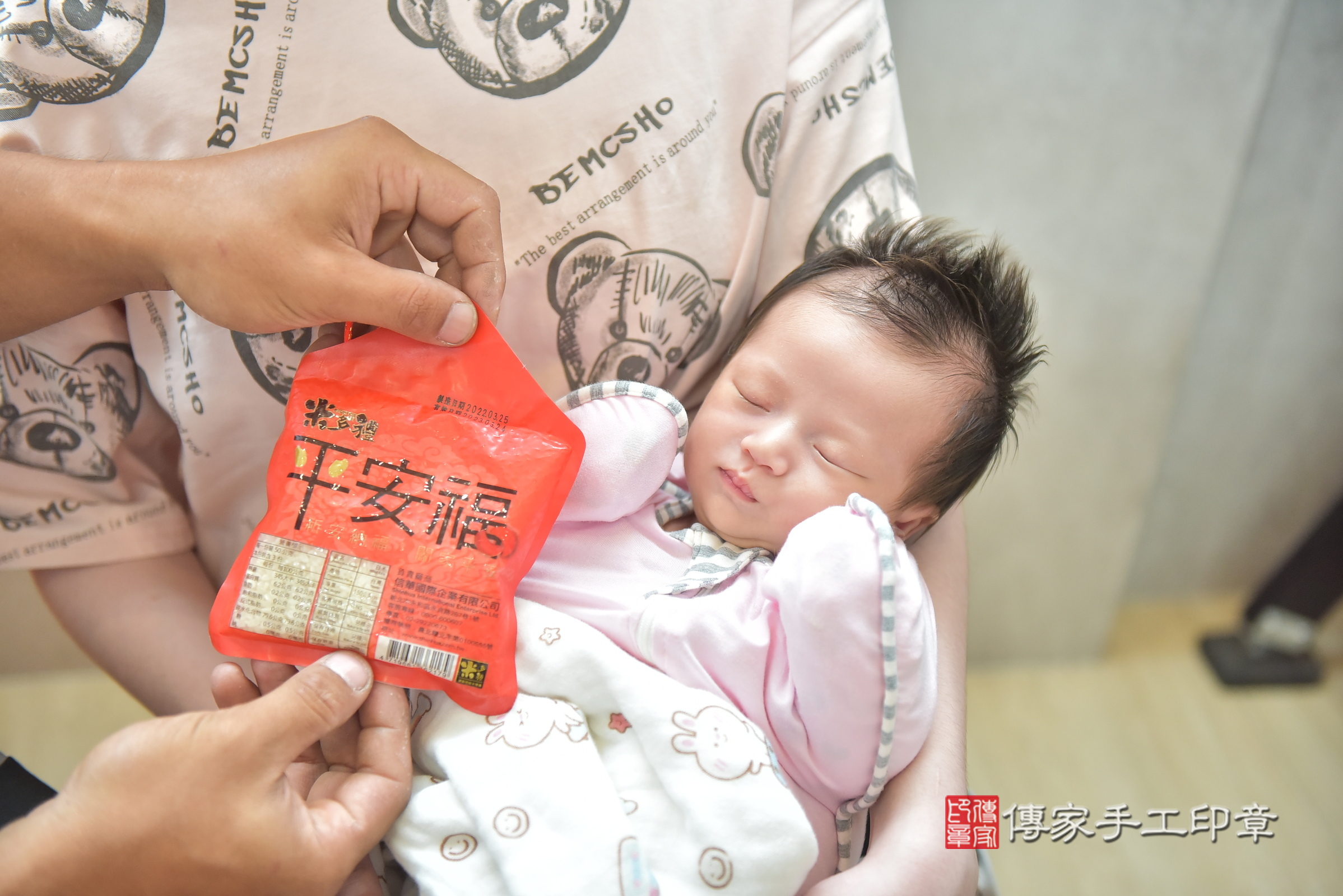 芯芯寶寶(台中市太平區到府嬰兒芯芯寶寶滿月剃頭理髮、到府嬰兒剃胎毛儀式吉祥話)。到府剃頭剃胎毛主持、專業拍照、證書。★購買「臍帶章、肚臍章、胎毛筆刷印章」贈送：剃頭、收涎、抓周，三選一。2024.7.31，照片9