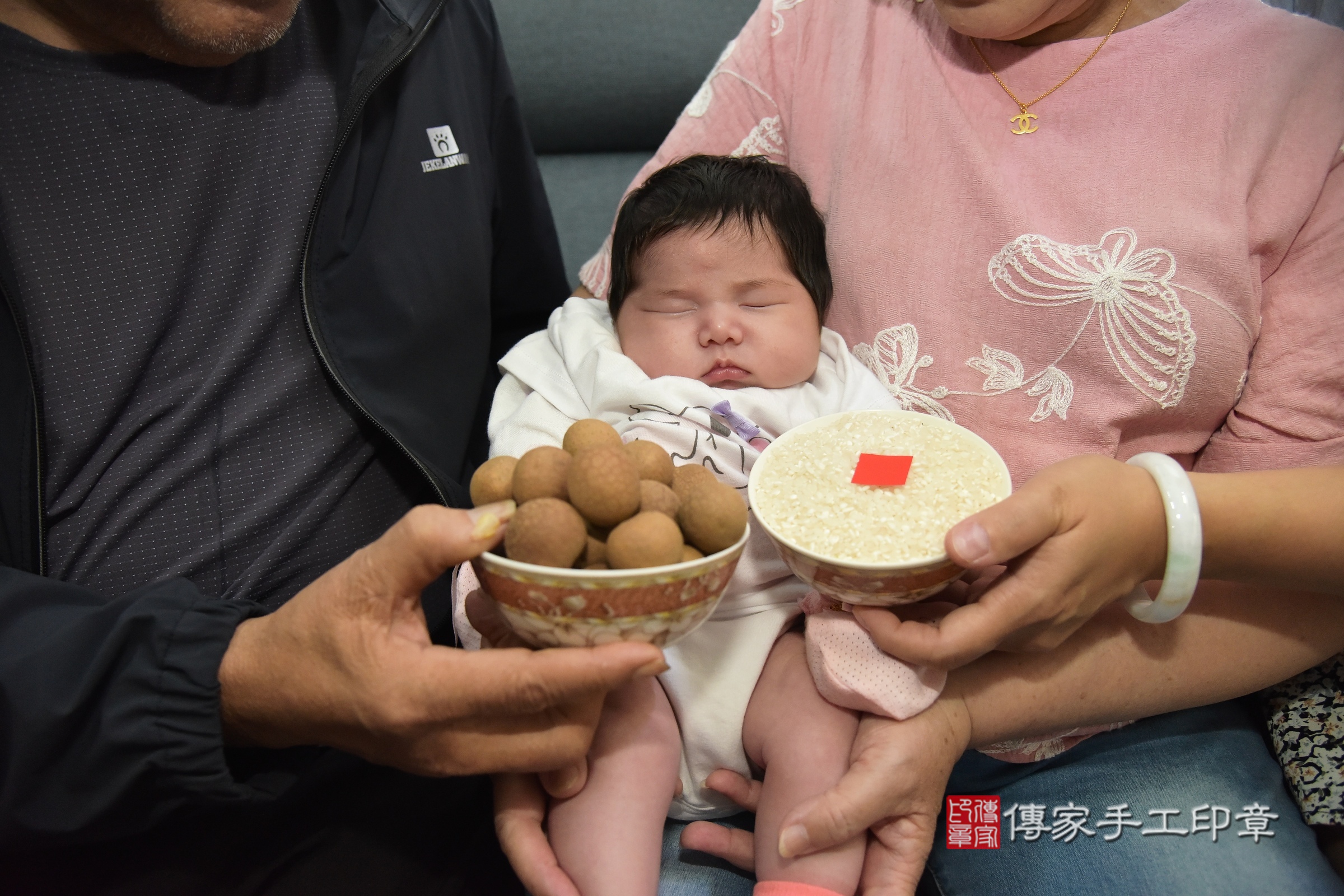 小嫻寶寶(新北市蘆洲區到府嬰兒小嫻寶寶滿月剃頭理髮、到府嬰兒剃胎毛儀式吉祥話)。到府剃頭剃胎毛主持、專業拍照、證書。★購買「臍帶章、肚臍章、胎毛筆刷印章」贈送：剃頭、收涎、抓周，三選一。2024.8.5，照片8