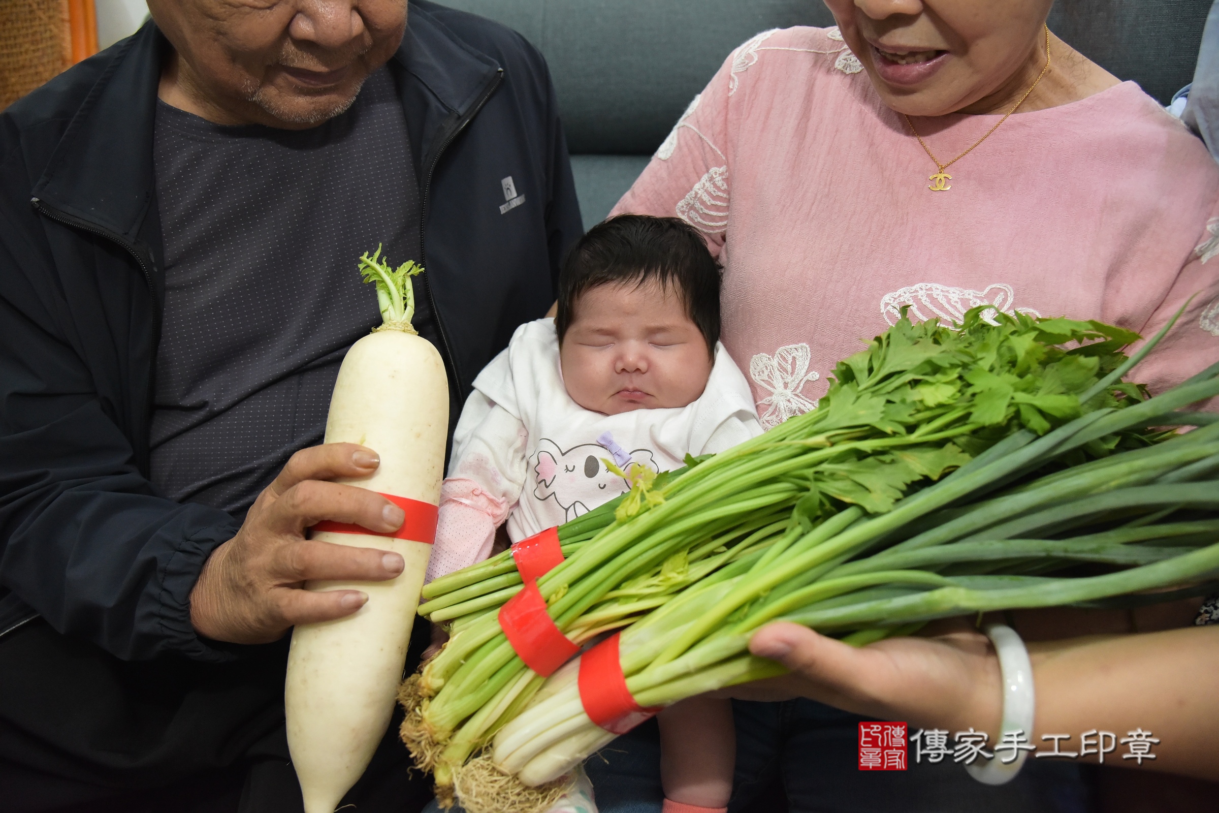 小嫻寶寶(新北市蘆洲區到府嬰兒小嫻寶寶滿月剃頭理髮、到府嬰兒剃胎毛儀式吉祥話)。到府剃頭剃胎毛主持、專業拍照、證書。★購買「臍帶章、肚臍章、胎毛筆刷印章」贈送：剃頭、收涎、抓周，三選一。2024.8.5，照片12